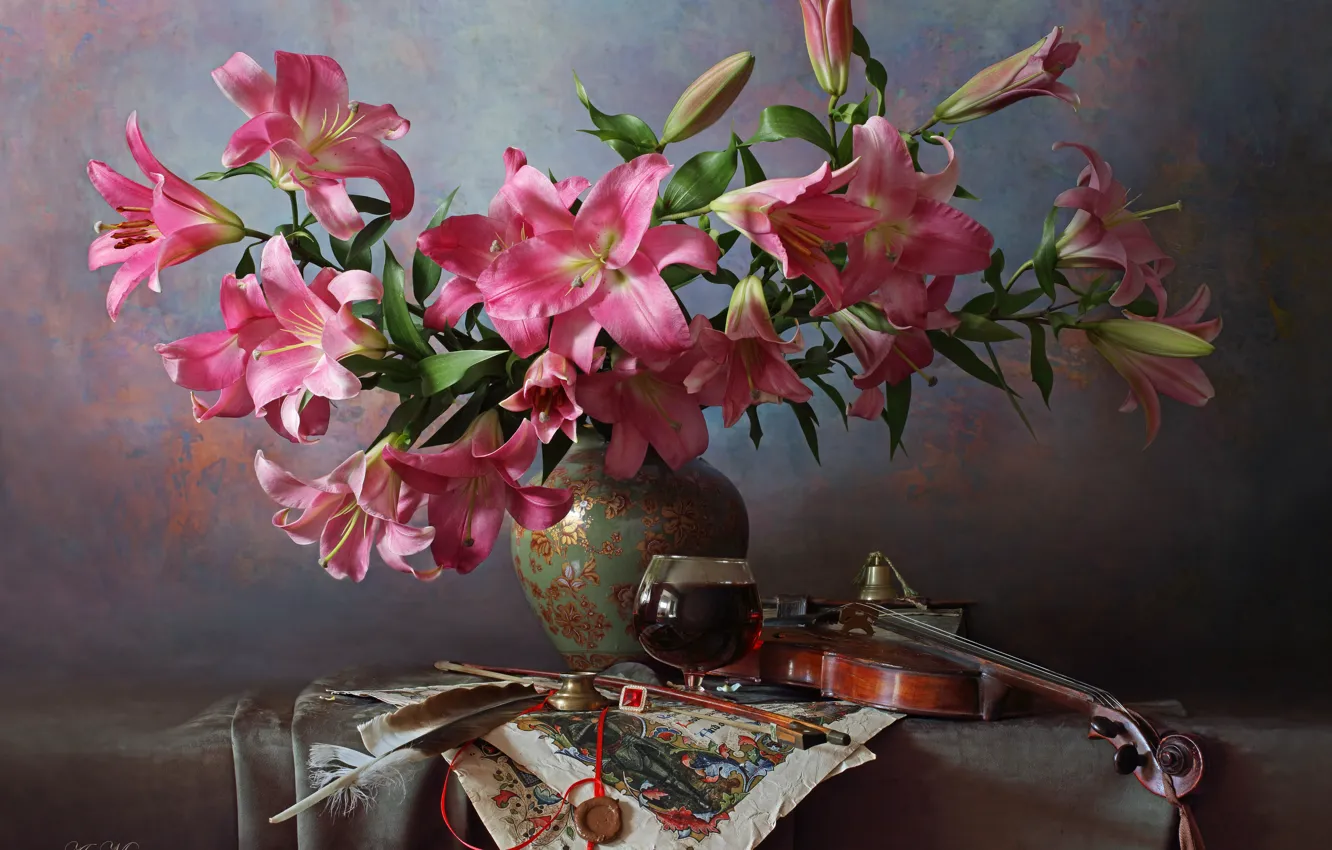 Фото обои цветы, стиль, фон, перо, скрипка, лилии, ваза, натюрморт