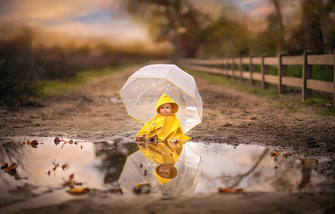 Фото обои дождь, зонт, лужа, ребёнок
