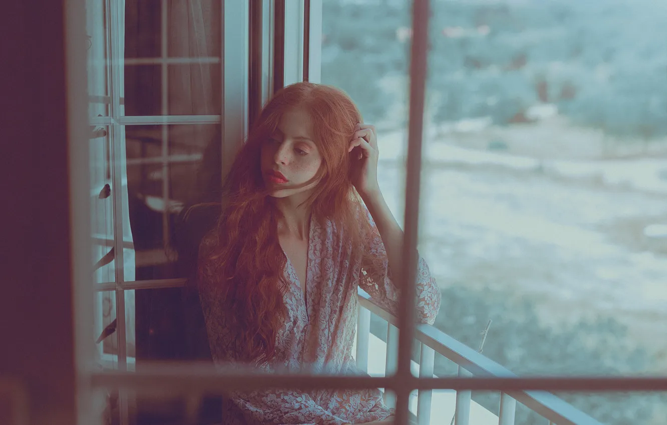 Фото обои настроение, окно, рыжая, рыжеволосая, длинные волосы