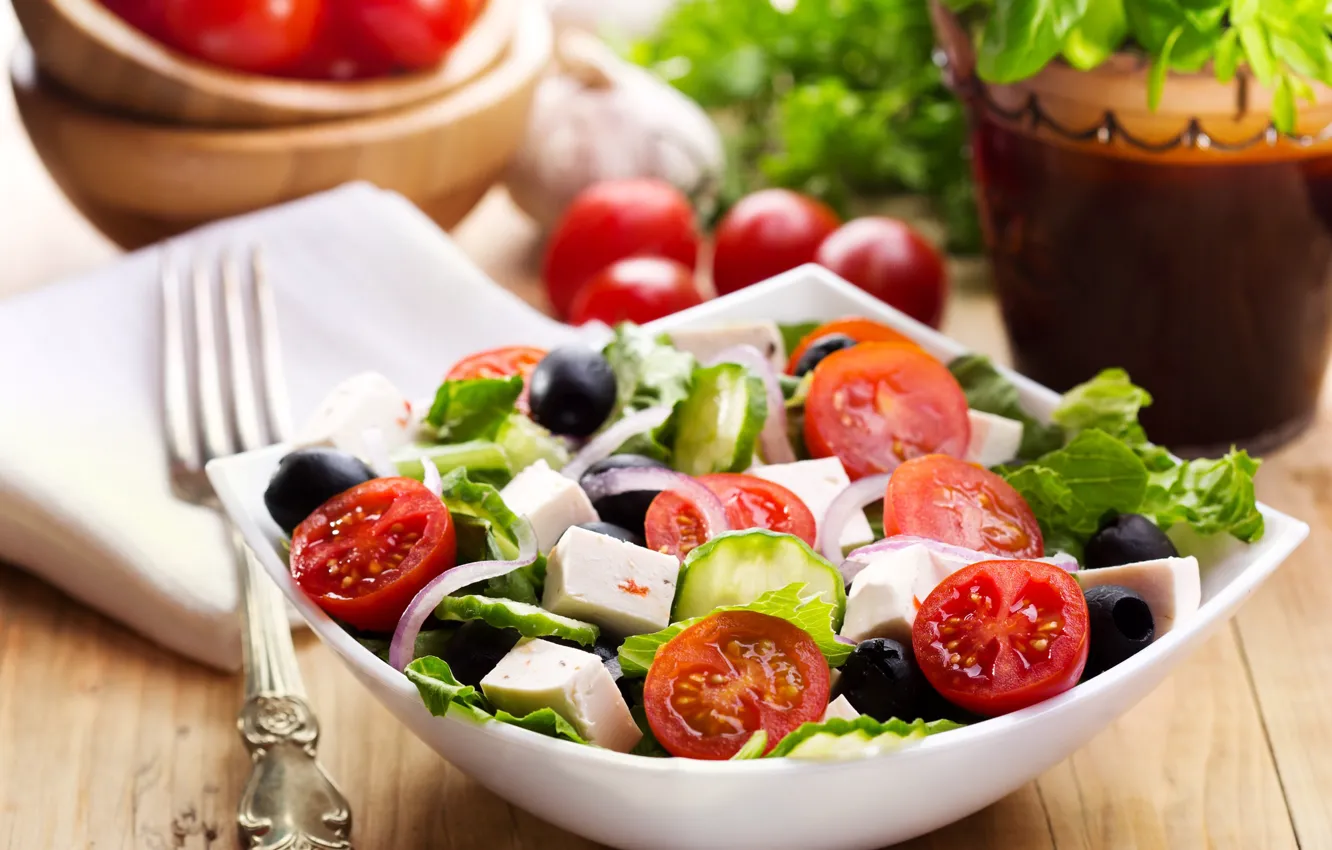 Фото обои лук, овощи, помидор, салат, маслины, греческий, фета