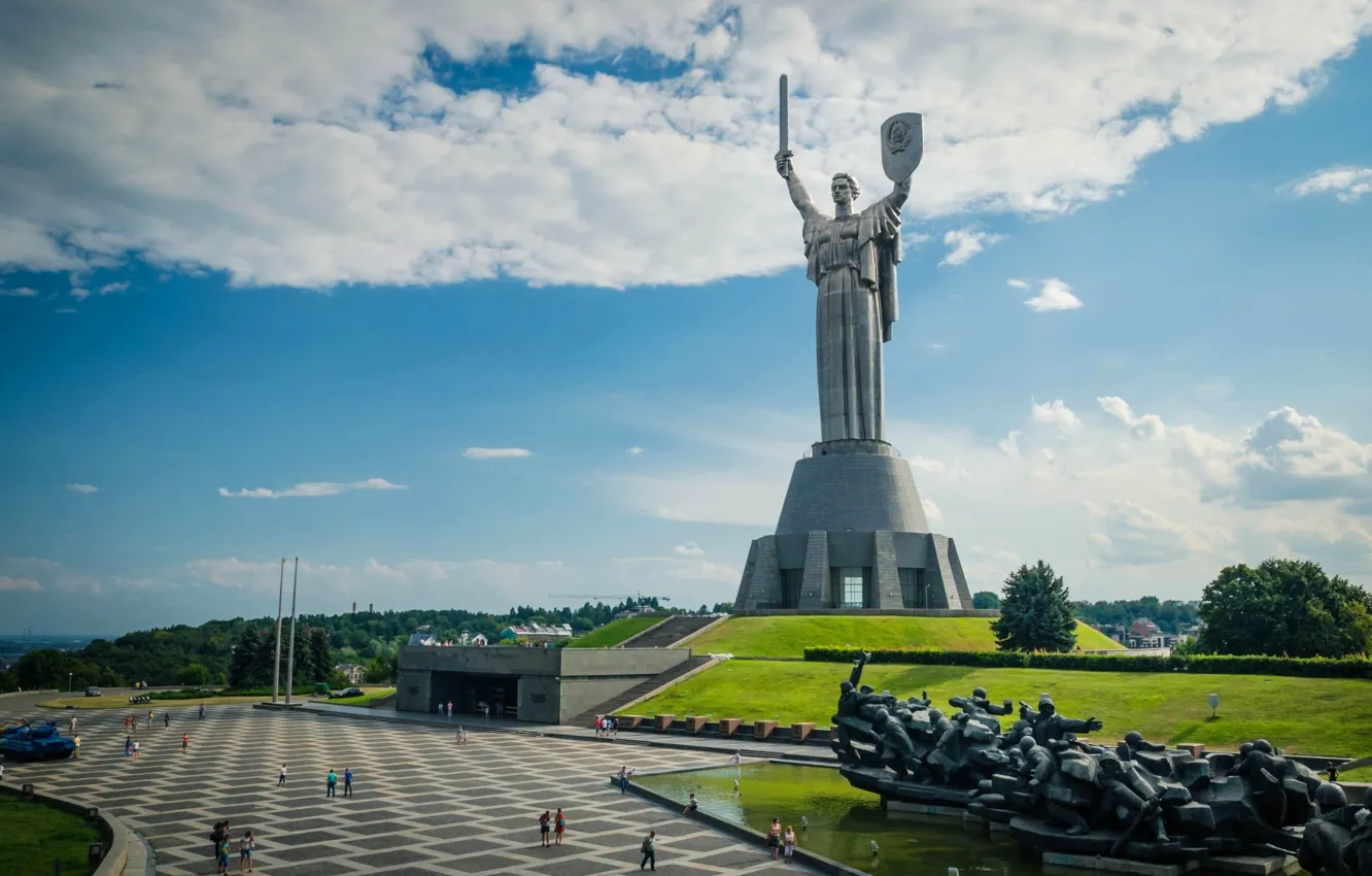 Фото обои небо, облака, деревья, Украина, Киев, Родина-мать, монумент-скульптура, Национальный музей истории Украины во Второй мировой войне