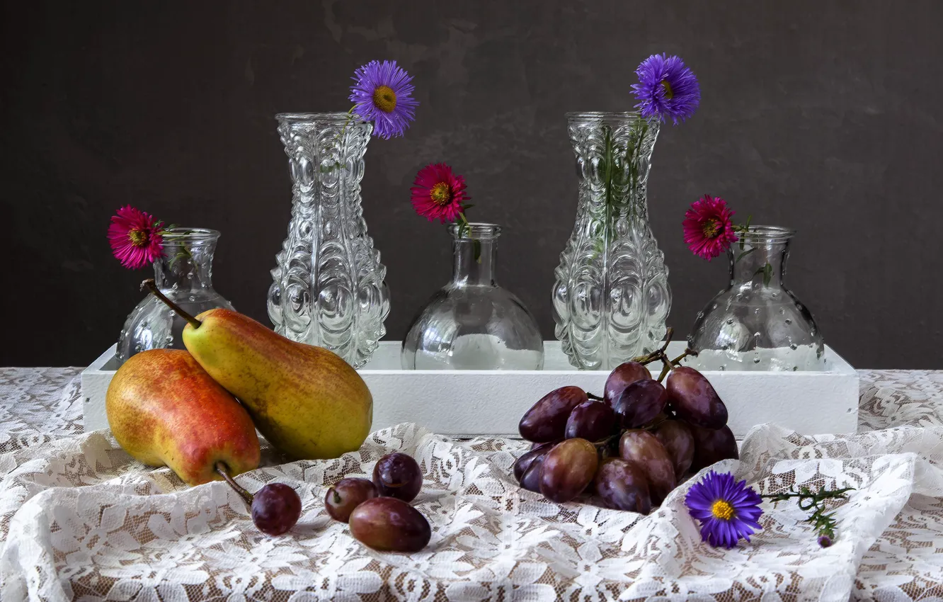Фото обои виноград, груши, вазы, астры