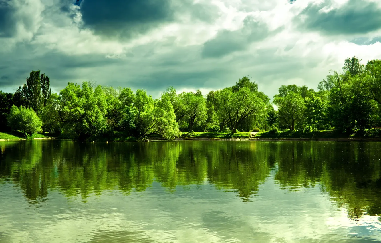 Фото обои облака, деревья, озеро, отражение, берег, густые, Beautiful lake picture