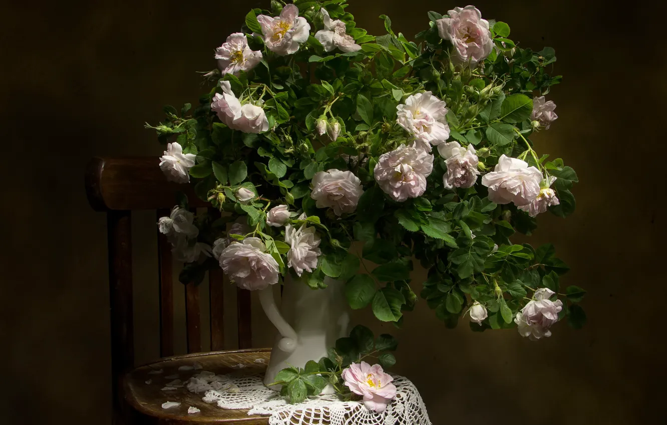 Фото обои цветы, розы, стул, кувшин, салфетка, Татьяна Феденкова