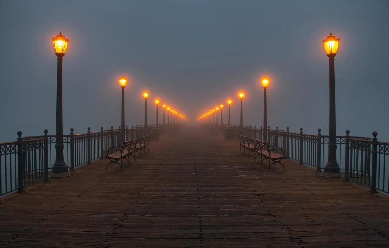 Фото обои мост, туман, фото, вечер, фонари, скамейки, лавочки