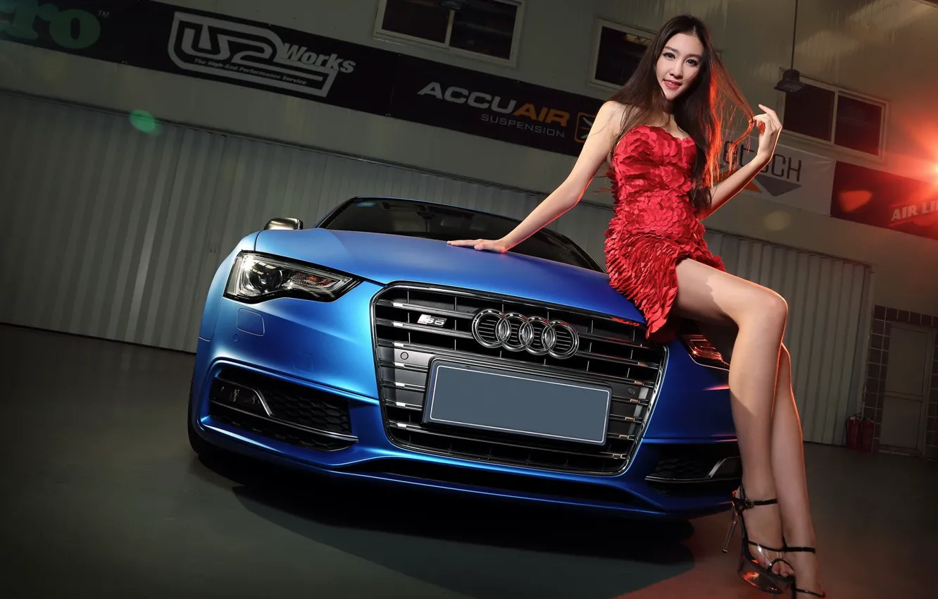 Фото обои авто, взгляд, Audi, Девушки, азиатка, красивая девушка, сидит на капоте