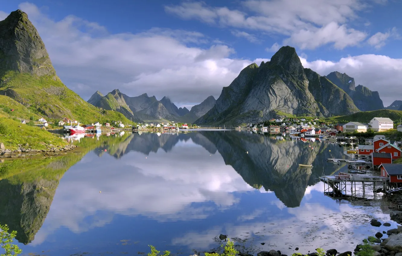 Фото обои горы, озеро, дома, Норвегия, городок