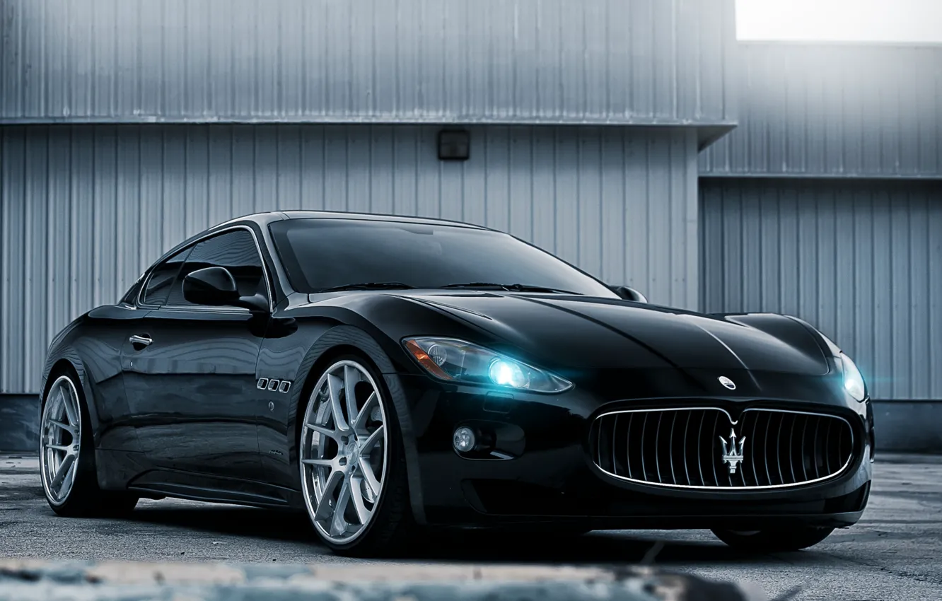 Фото обои чёрный, тюнинг, здание, спорткар, maserati, gran turismo, диски, tuning