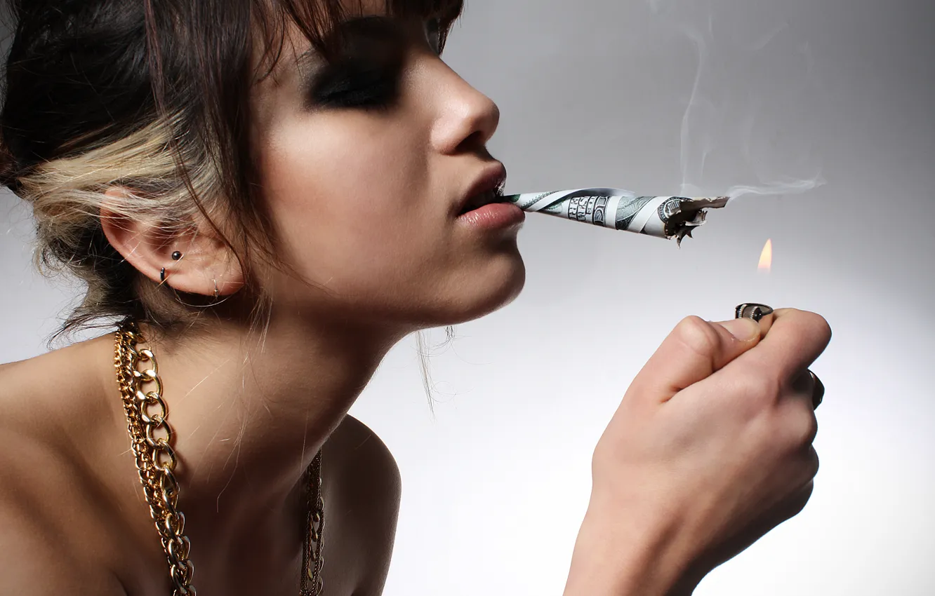 Фото обои девушка, доллар, зажигалка, сигарета, курит, косяк, photo by Iris L