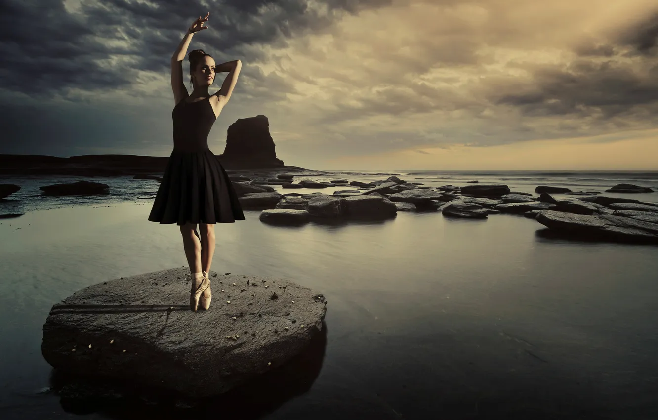 Фото обои вода, девушка, поза, камень, балерина