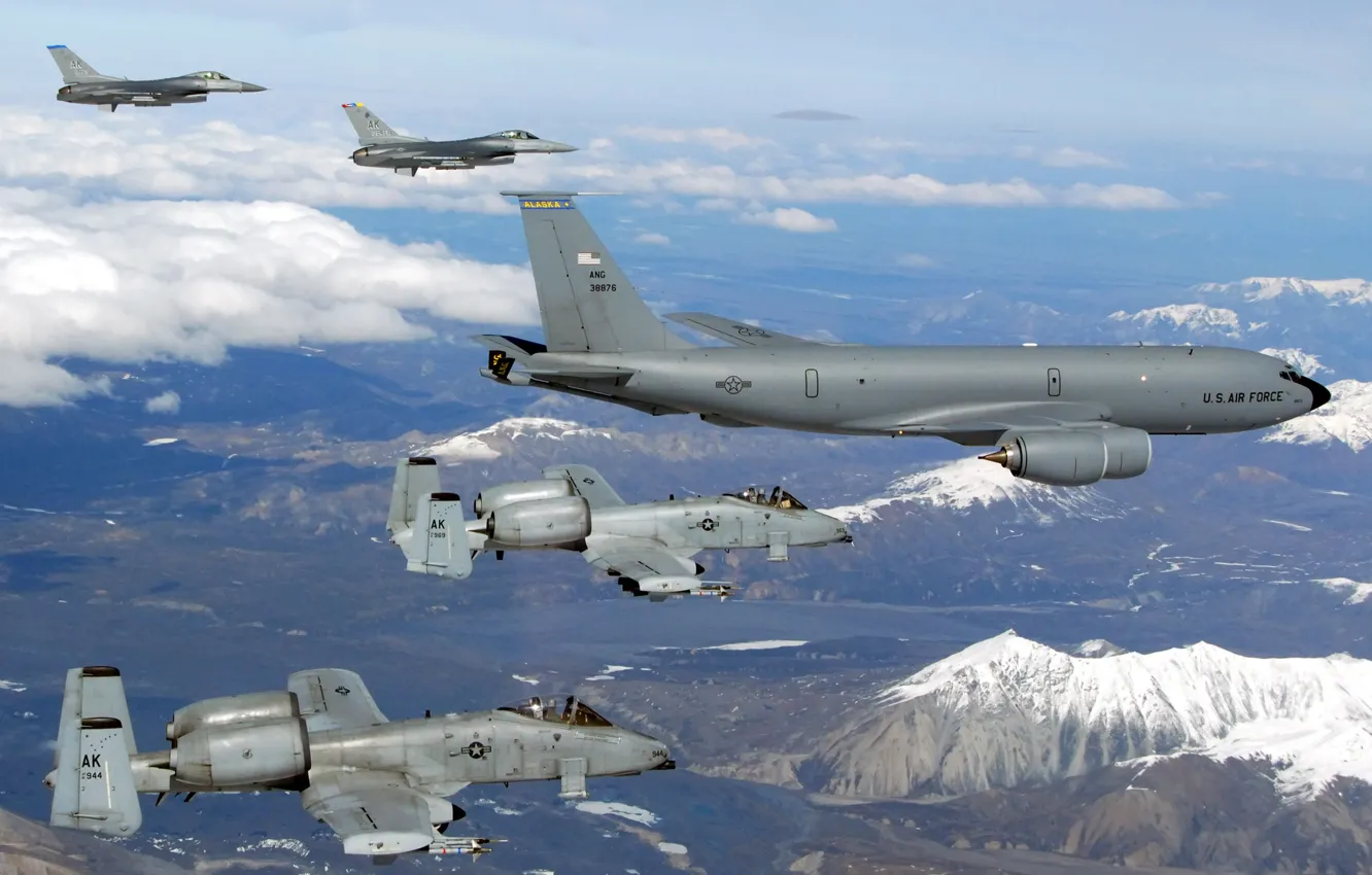 Фото обои небо, облака, горы, истребители, F-16, A-10, штурмовики, Thunderbolt II