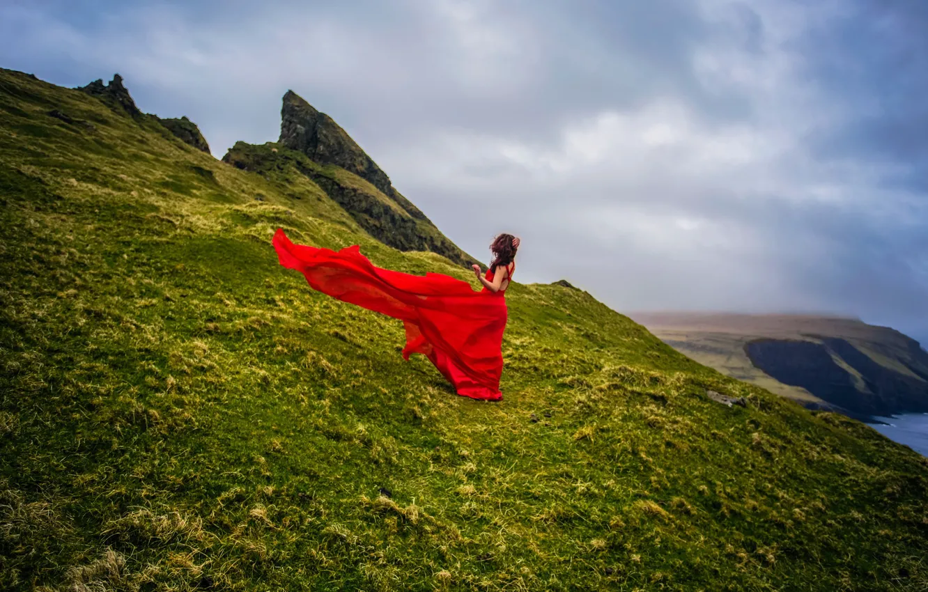Фото обои девушка, побережье, Дания, красное платье, Faroe Islands, Фарерские острова, Denmark, Mykines