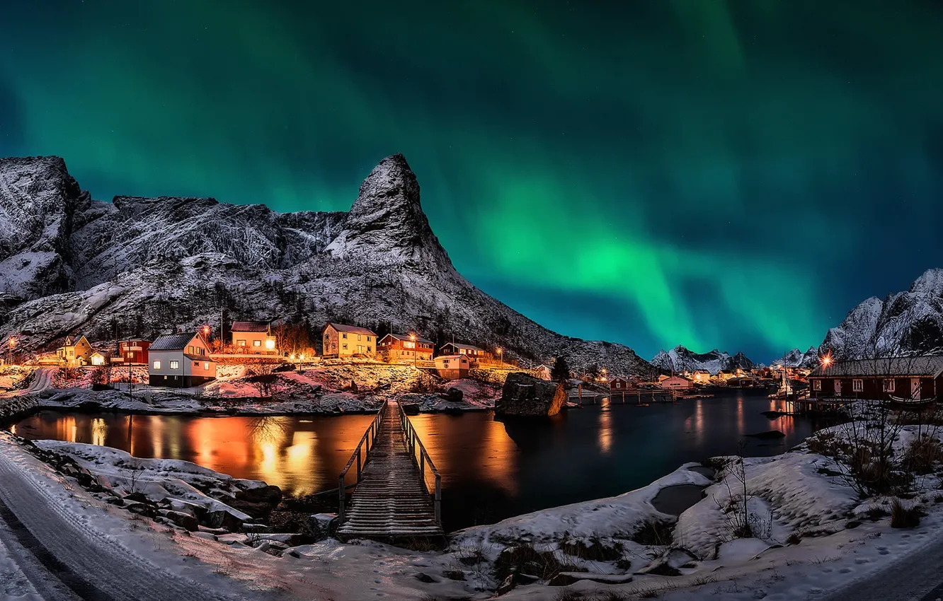Фото обои горы, ночь, огни, северное сияние, Норвегия, поселок