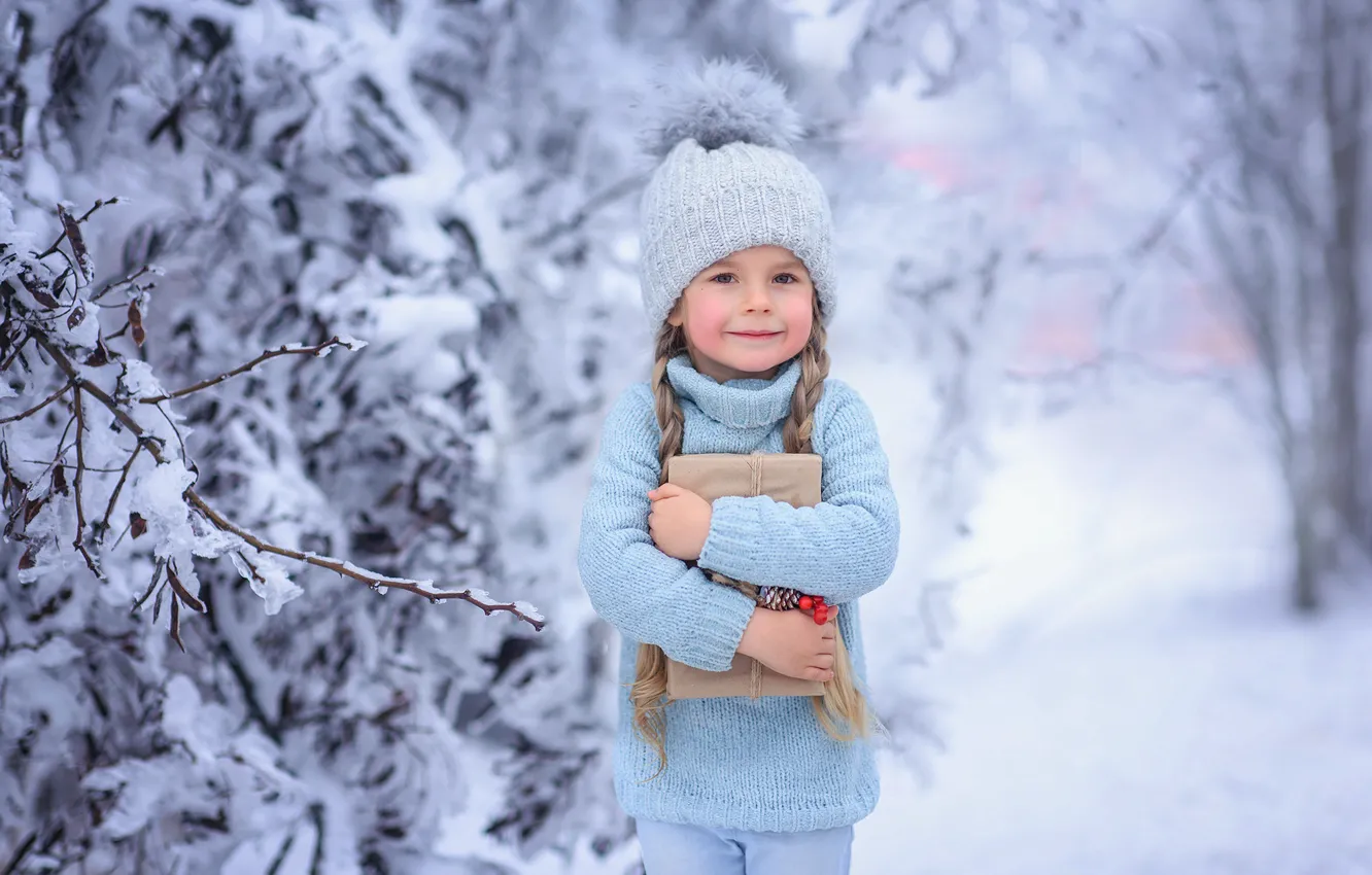 Фото обои зима, снег, ветки, природа, девочка, косички, малышка, ребёнок