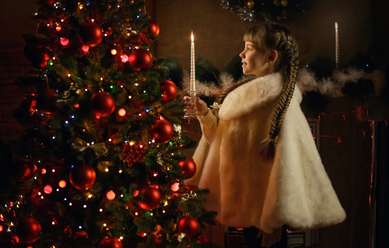Фото обои праздник, новый год, свечи, девочка, ёлка, ребёнок, ёлочные игрушки, Георгий Бондаренко