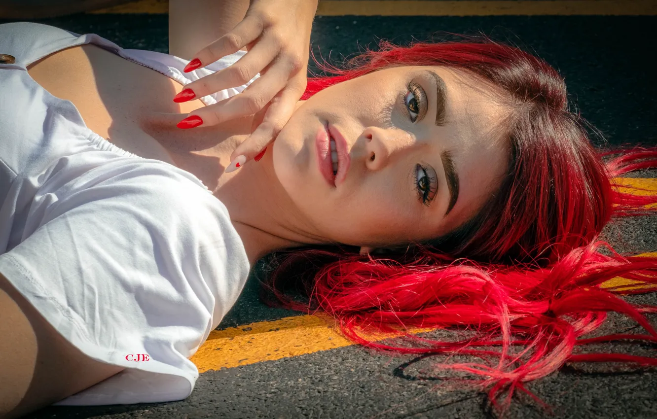 Фото обои взгляд, девушка, лицо, рука, маникюр, красные волосы