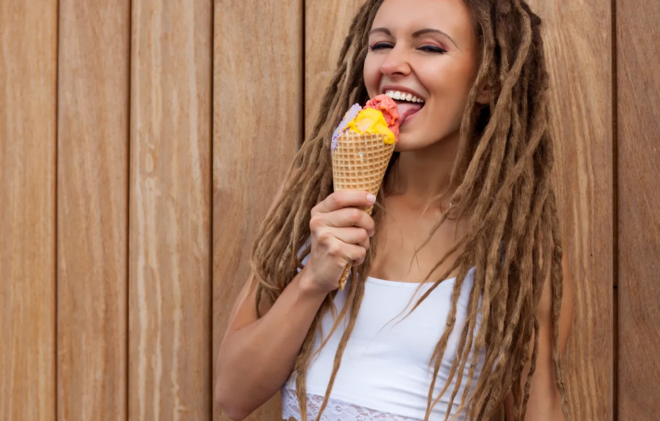 Фото обои девушка, радость, улыбка, прическа, мороженое, косички, шатенка