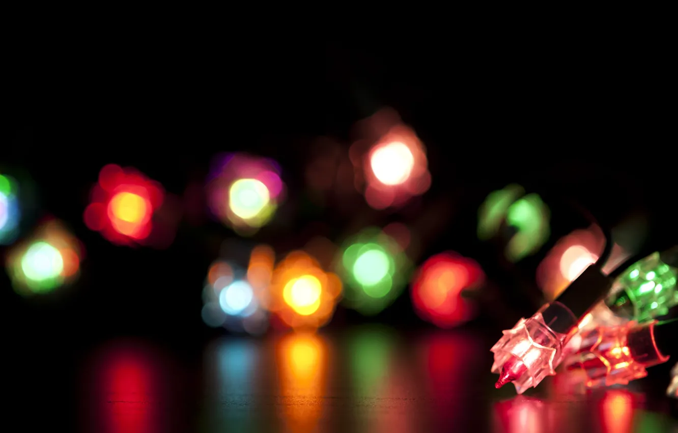 Фото обои фиолетовый, лампочка, оранжевый, красный, зеленый, блики, отражение, праздник