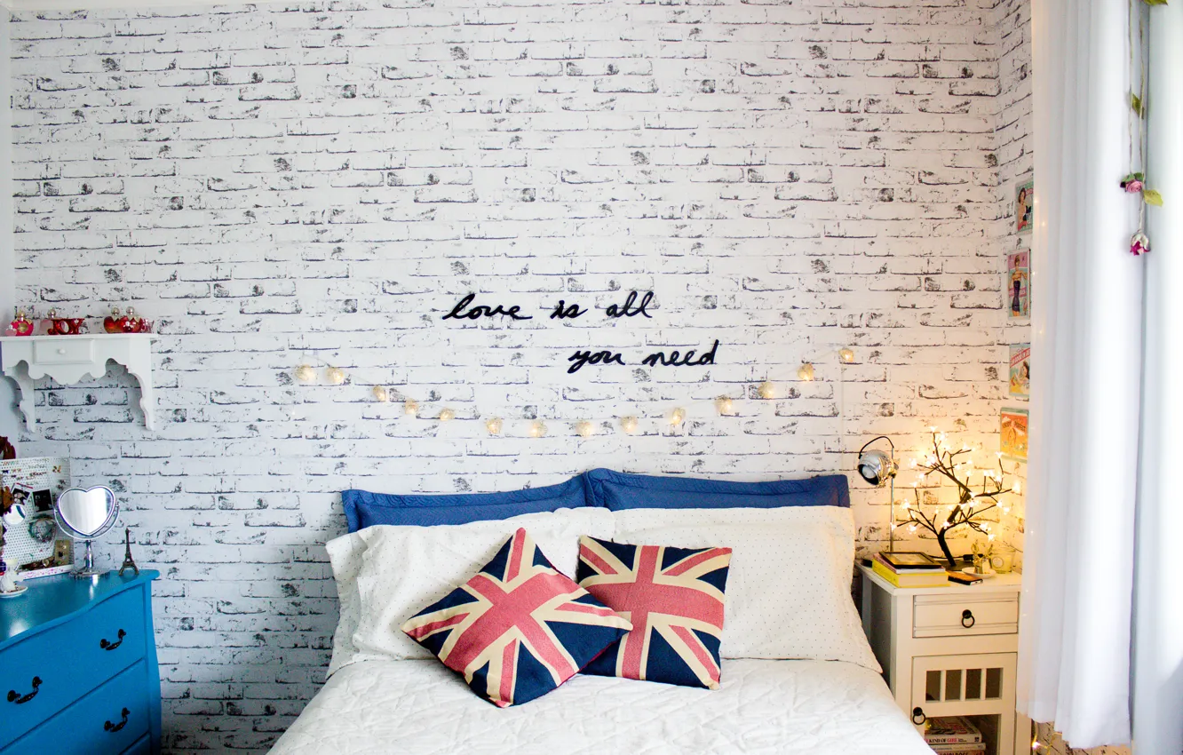 Фото обои текст, стена, надпись, кровать, подушки