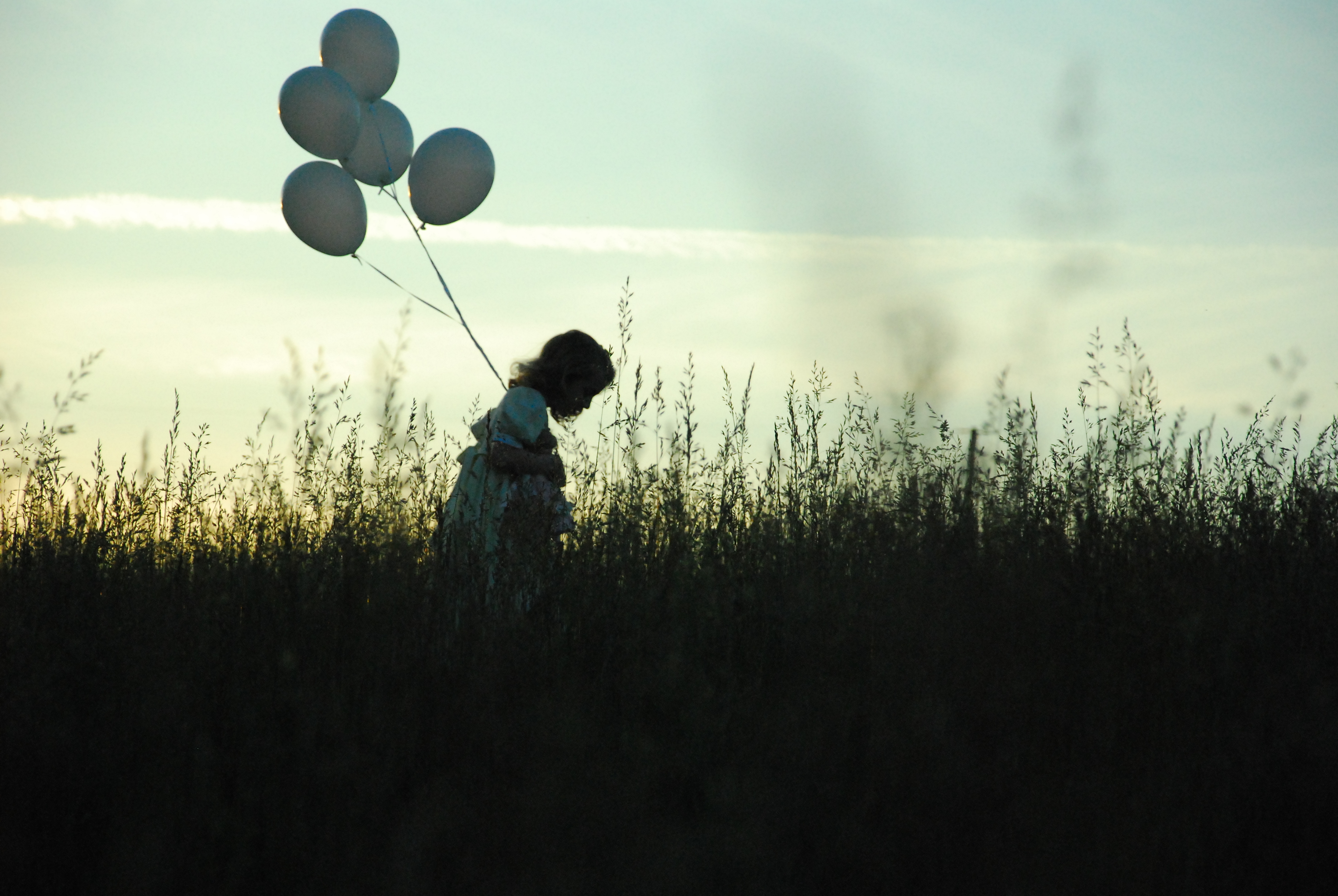 Счастье есть грусть. Девочка с шариками. Шарики воздушные для мальчика. Одинокий воздушный шарик. Все пройдет.