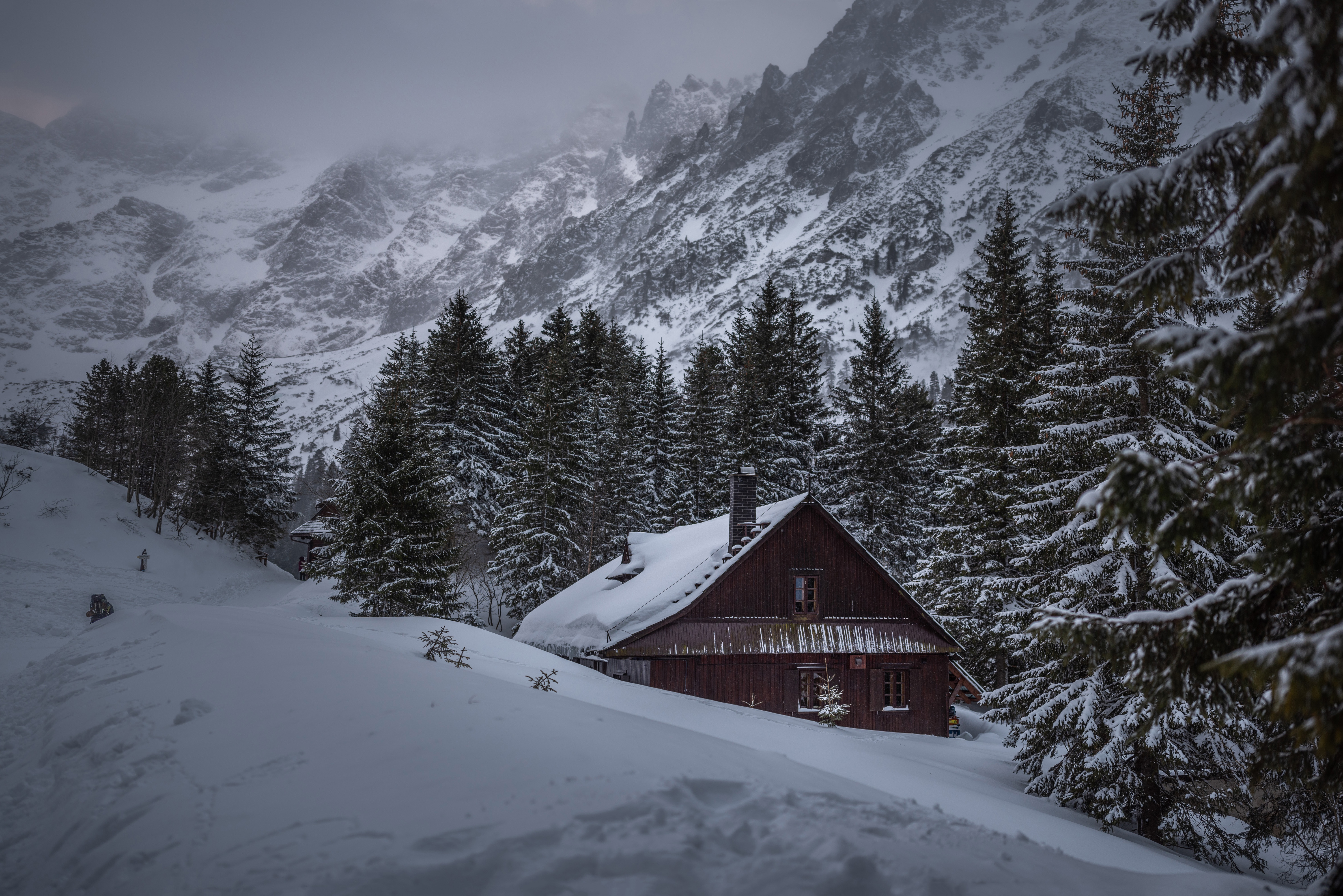 Горы снег дома. Домик в горах. Зимние горы. Одинокий домик в зимнем лесу. Одинокий домик в горах зимой.