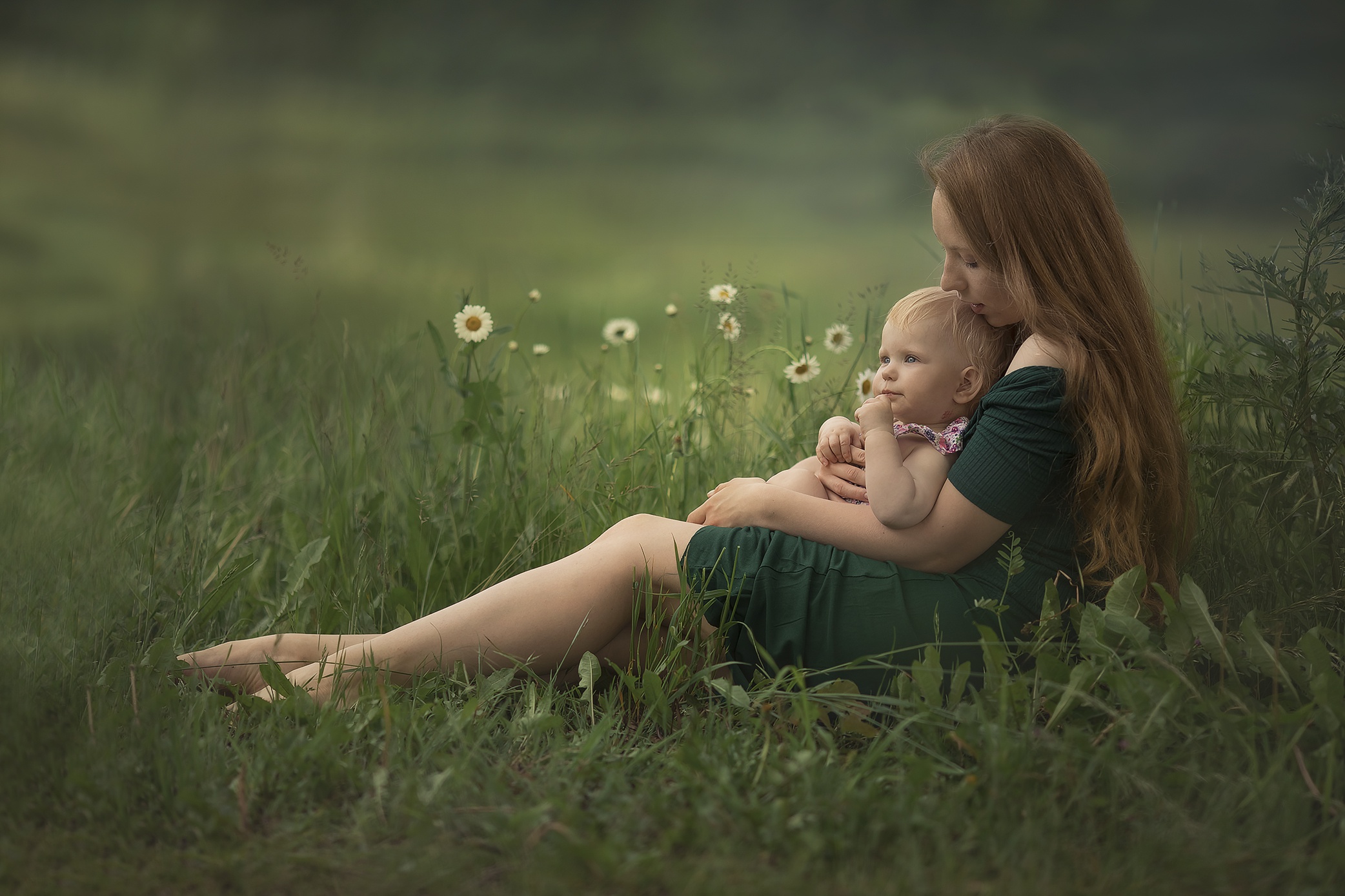 Добрая мать. Мать и дитя на природе. Мама с малышом на природе. Фотосессия мама и малыш на природе. Малыш и мама.