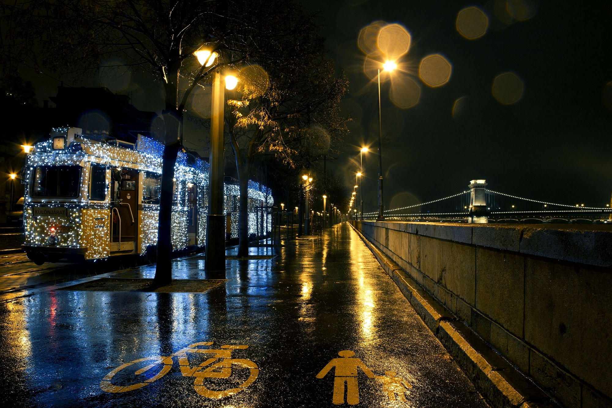 Вечером 1 ночью 0. Трамвай Будапешт. Улицы ночного города. Трамвай в ночном городе. Вечерняя улица.