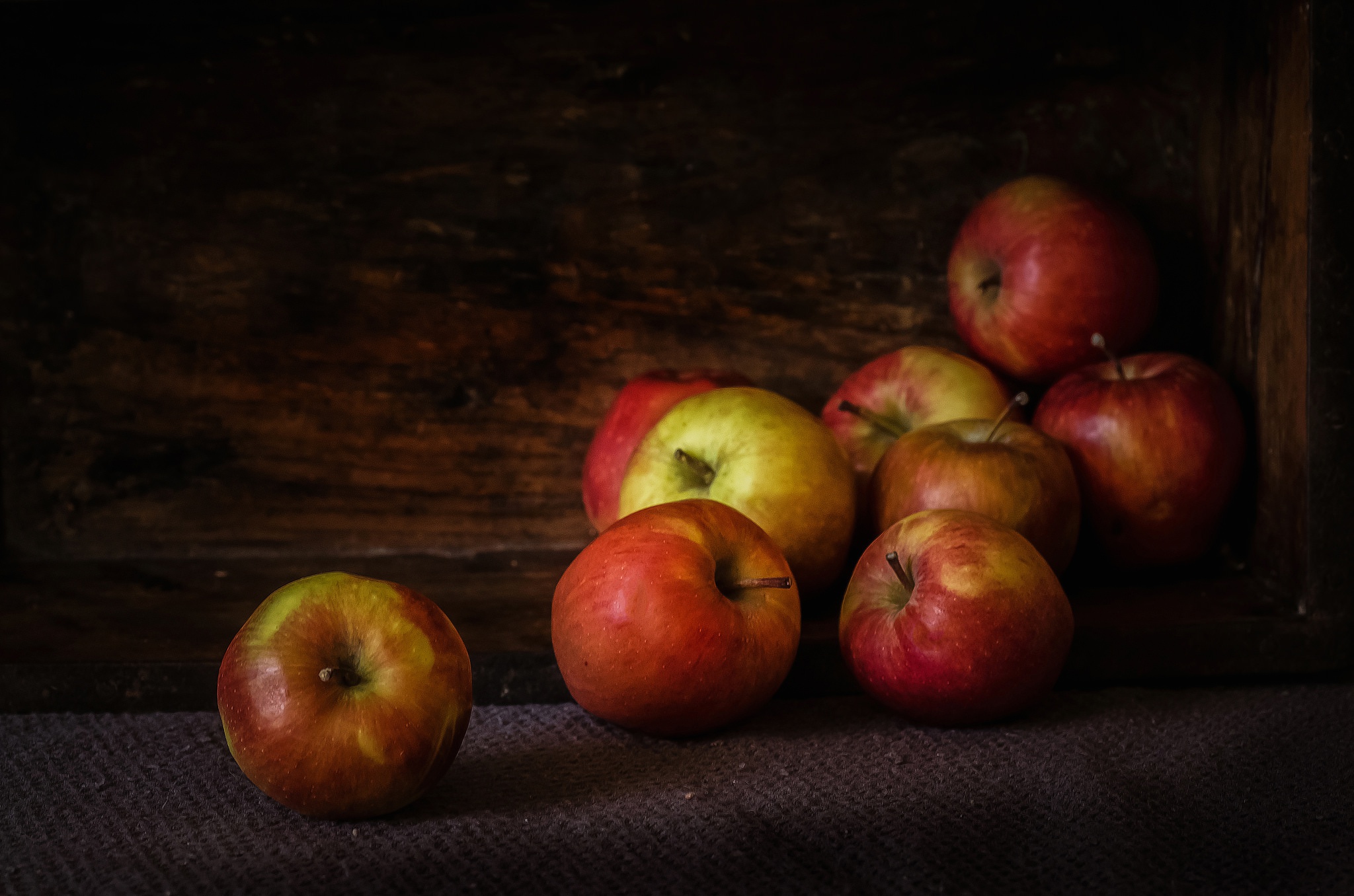 на столе лежало 5 яблок