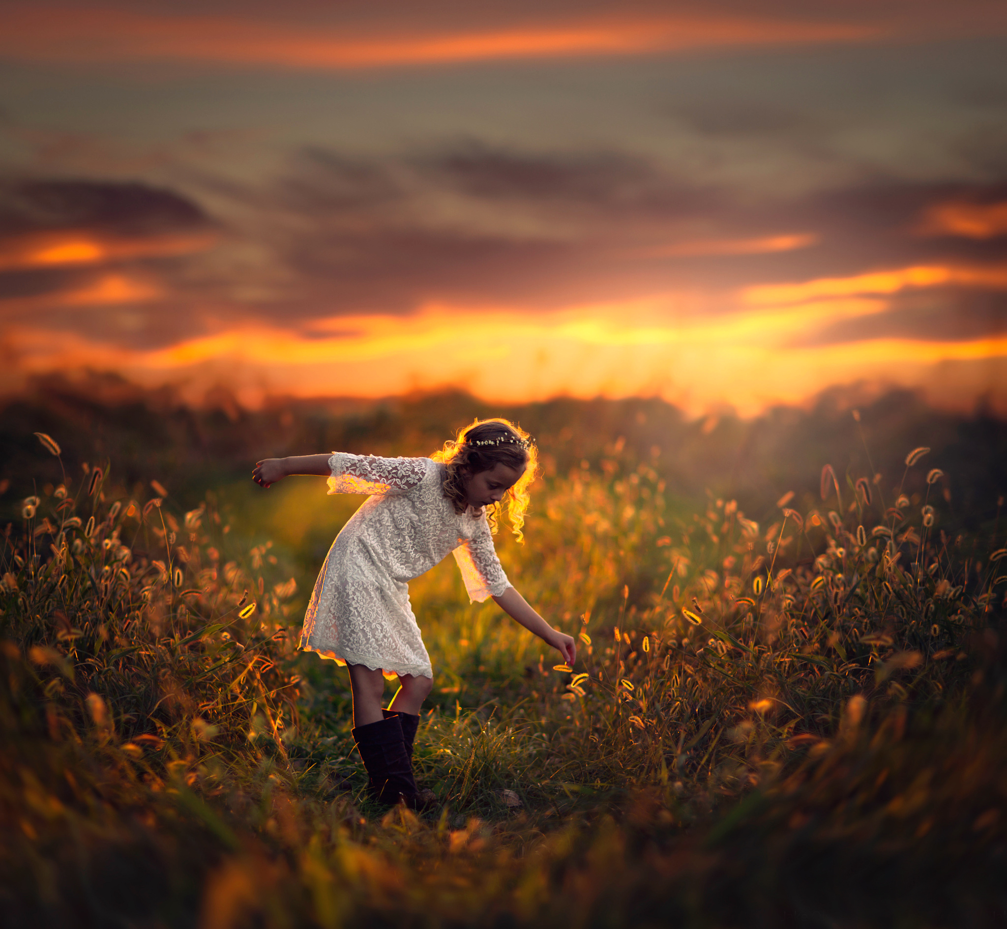 Девочка бежит. Девушка в солнечных лучах. Девочка бежит по траве. Бегу навстречу солнышку по траве. Бегу навстречу солнышку по траве.
