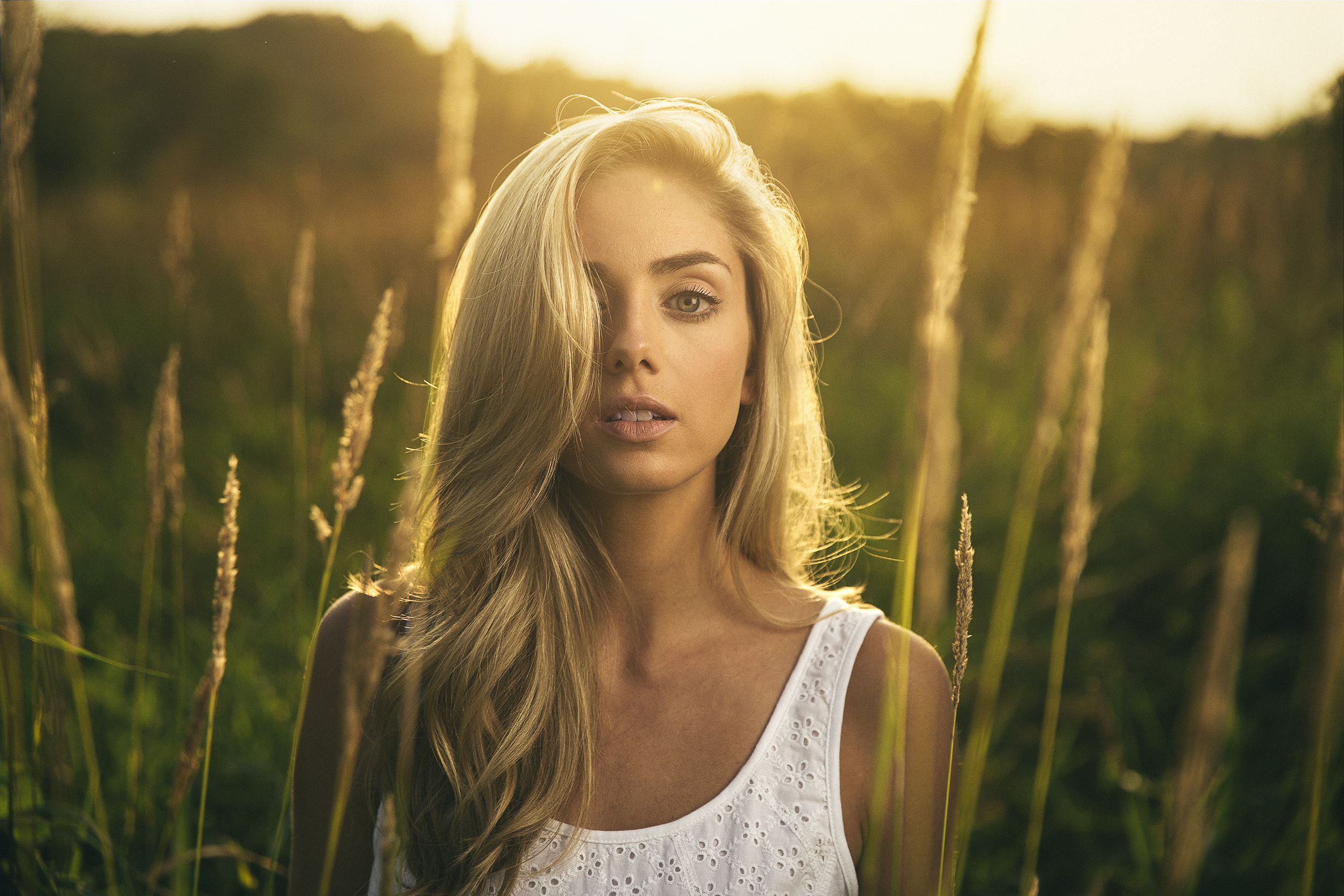 Single models. Блондинка портрет. Портрет на природе. Красивые волосы на природе. Лицо девушки на природе.