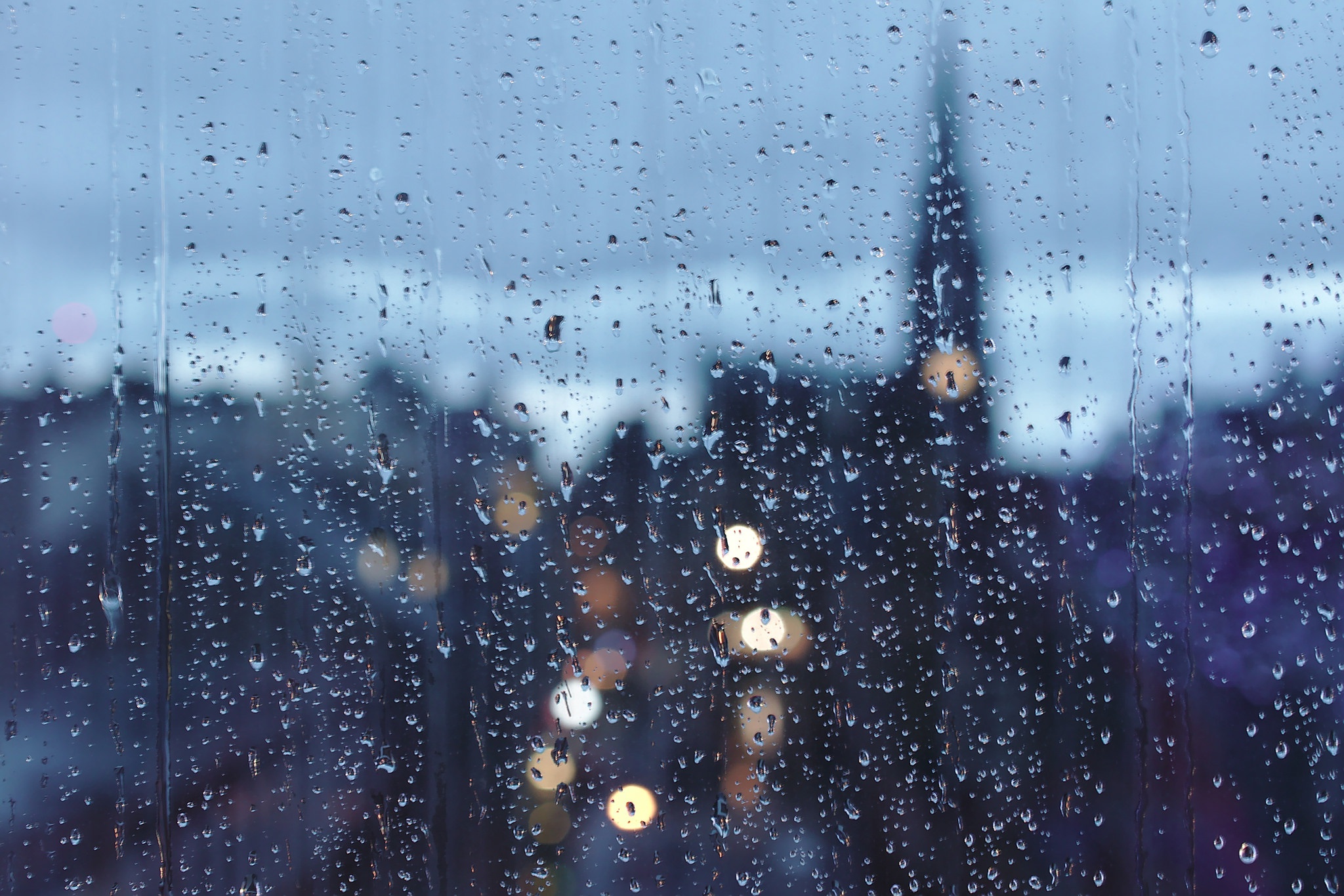 Окно в дождевых каплях. Дождь в окне. Капли дождя на окне. Дождь за окном. Оконное стекло в Дожде.