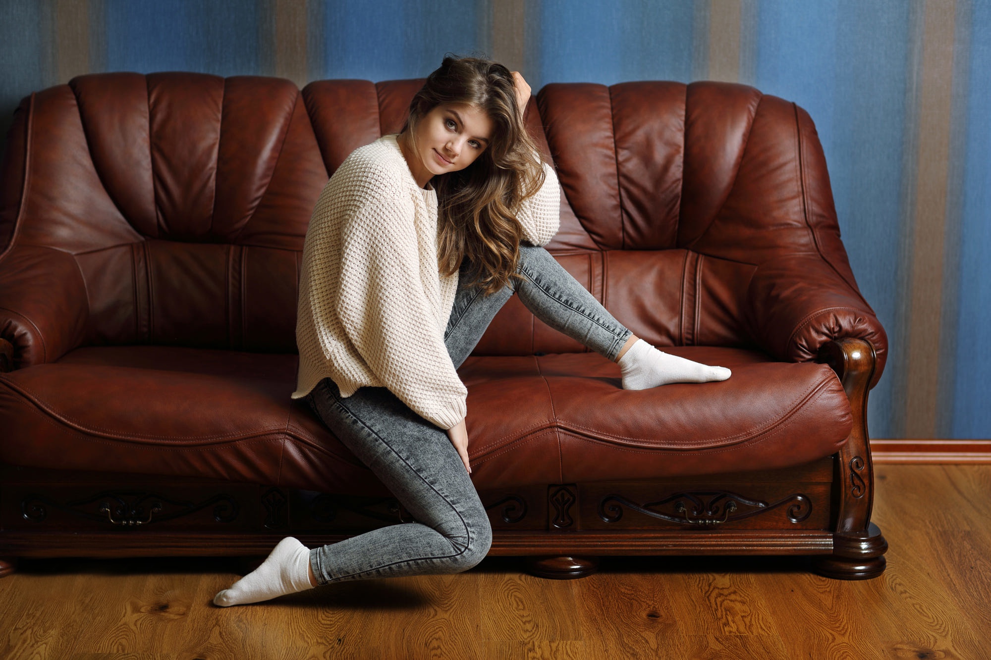 Вибратор на диване. Девушка на кожаном диване. Девушки в носочках. Фотосессия на диване. Девушка в джинсах и носках.