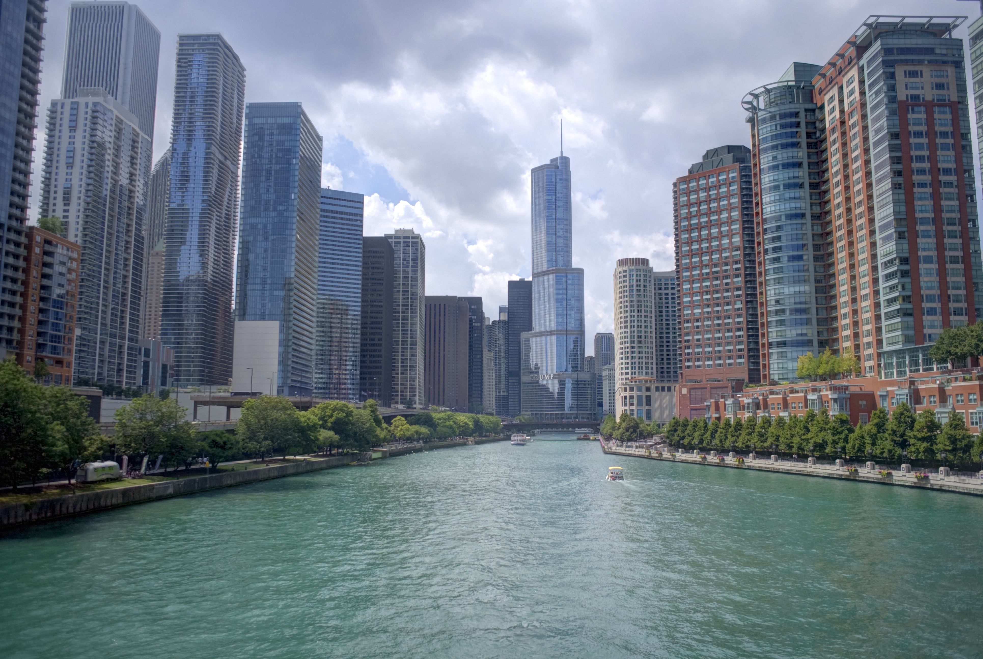 Самые красивые города на реках. Чикаго река город. Город на воде. Небоскреб на воде. Город река небоскребы.