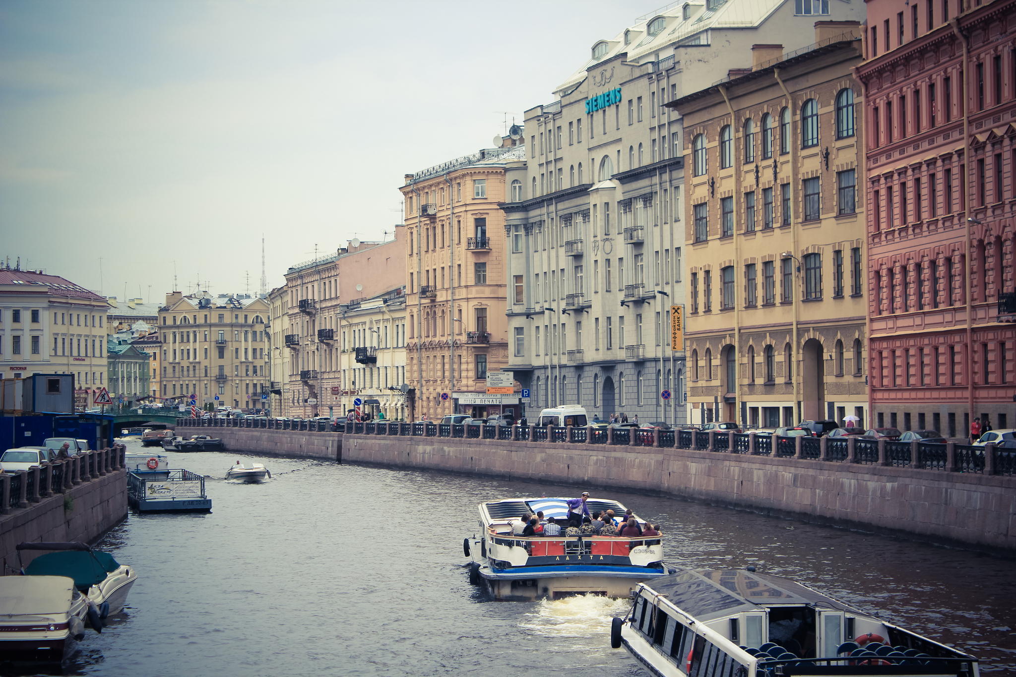 Лодки питер в санкт петербурге. Санкт-Петербург 1920 1080. Реки Петербурга. Питер 1920. Санкт-Петербург обои на рабочий стол.