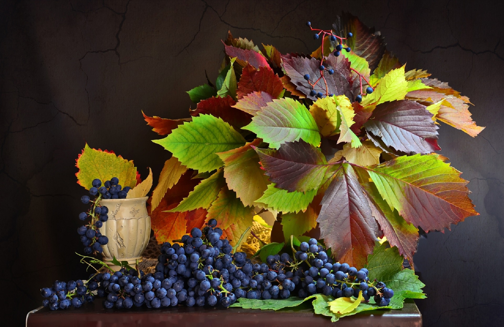 Картинки осень виноград. Осенние листья винограда. Натюрморт с листьями и виноградом. Дары осени виноград. Виноград с листьями на столе.