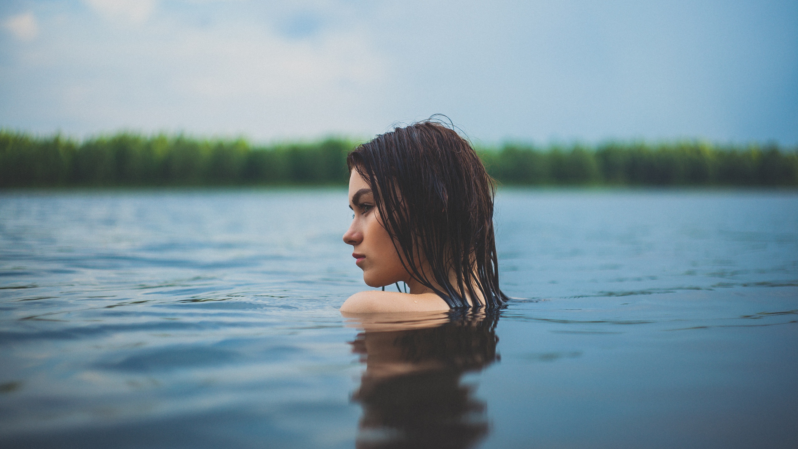 Песня люби меня с мокрой головой. Девушка у реки. Девушка в воде. Фотосессия в воде. Девушка в воде фотосессия.