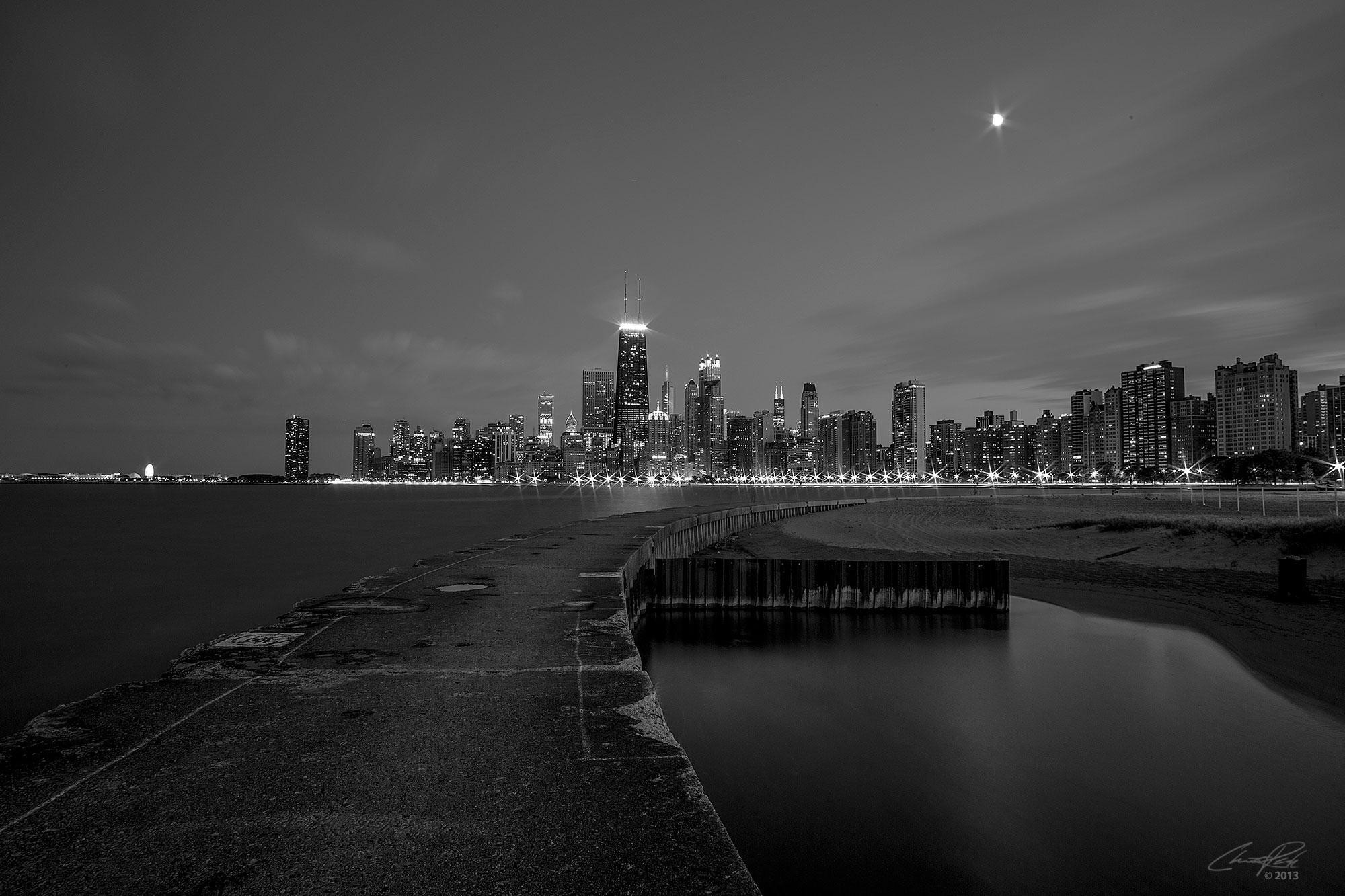 Города черном фоне. Фон город. Темный пейзаж города. Чикаго город черно белый. Ночной город.