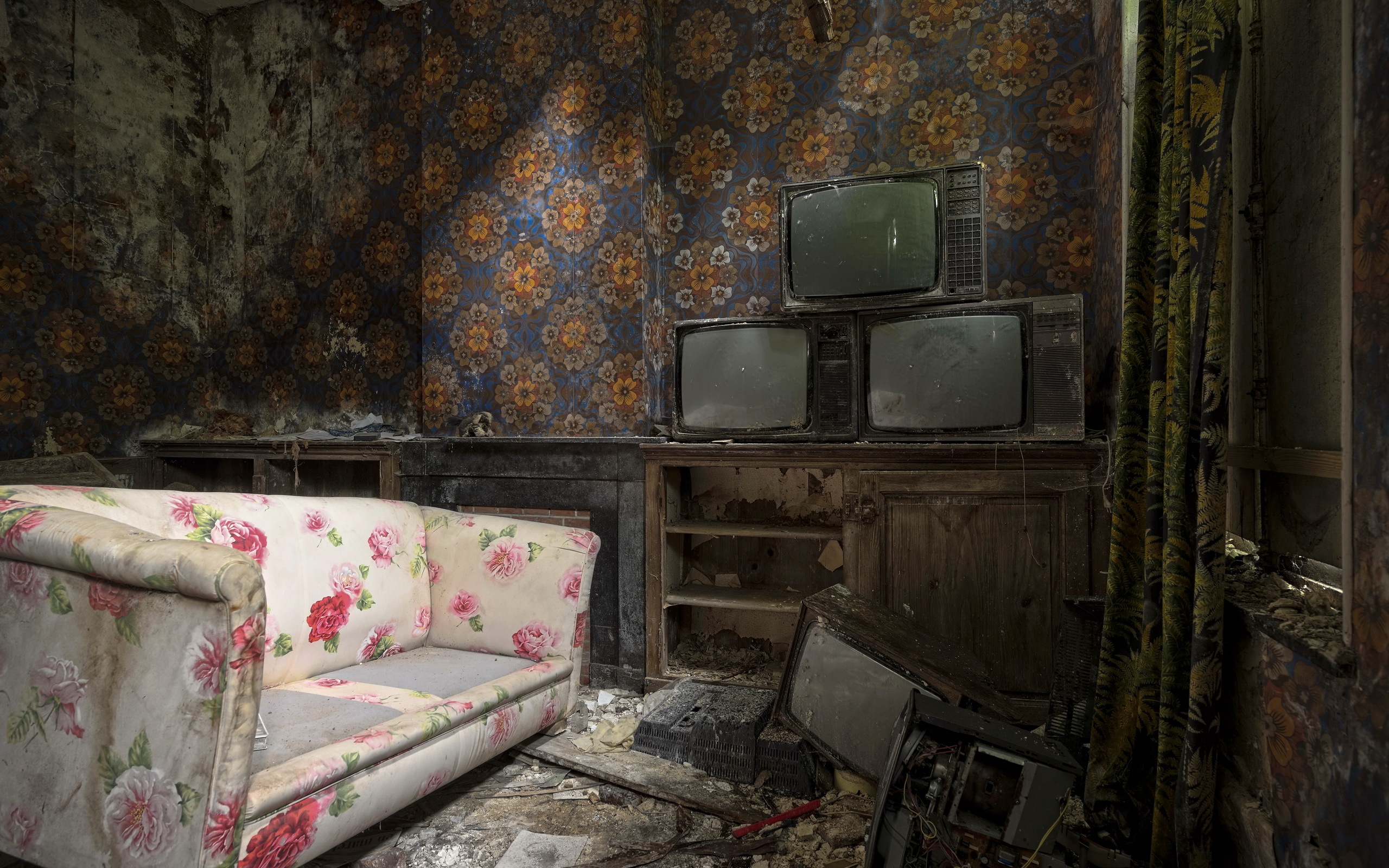 Стен советских времен. Старинная комната. Старая квартира. Старинный интерьер комнаты. Старый телевизор в комнате.