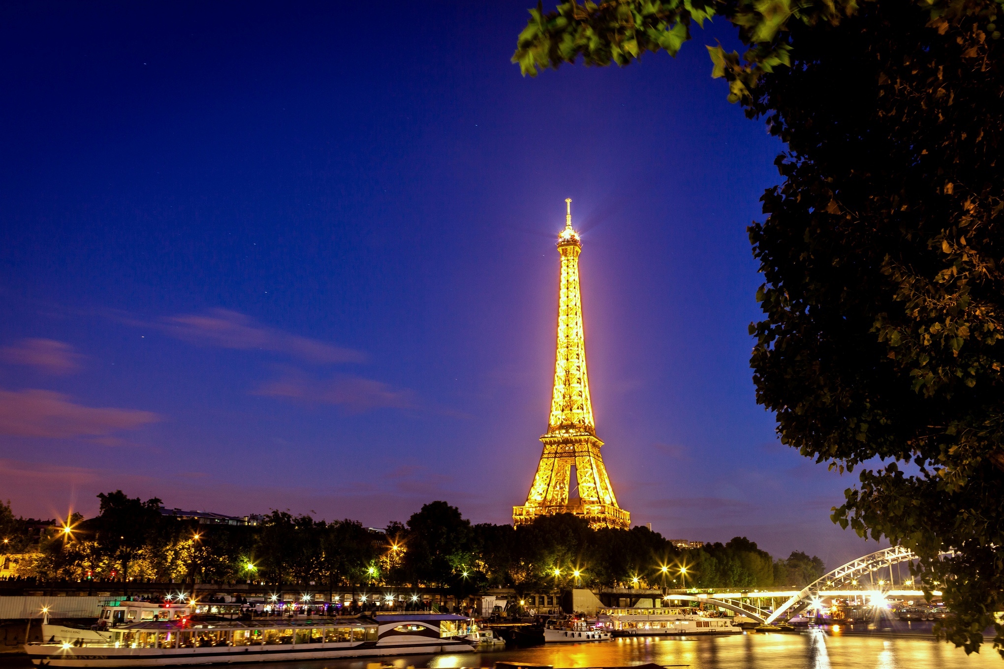 Франция качество. Эйфелева башня (la Tour Eiffel). Париж Эйфелева башня ночью. Франция Эйфель мост. Эйфель башня ночью.