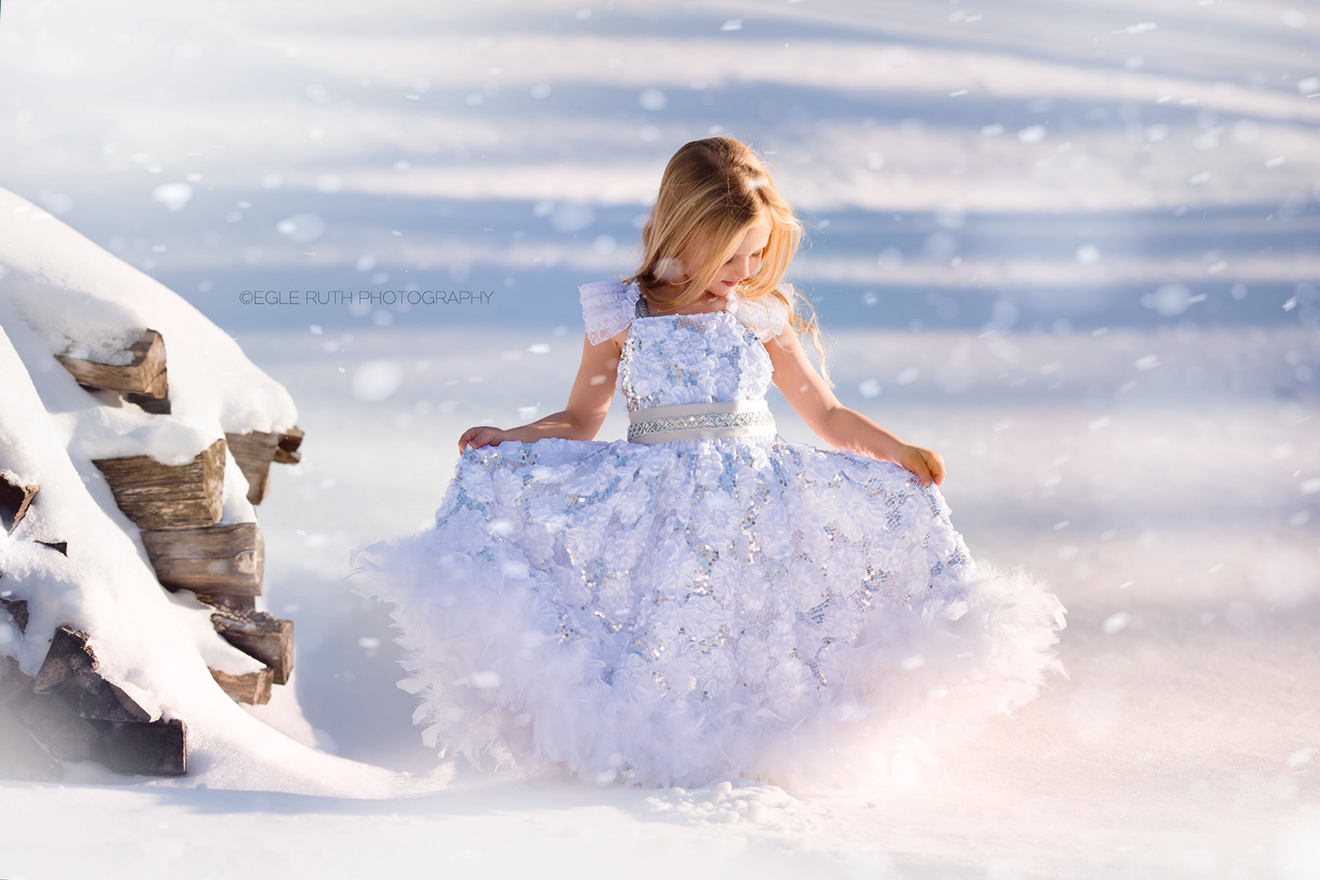 В белом платьице буду тратиться девочка. Девочка зима. Красивые платья для девочек. Девочка в платье в снегу. Белое пышное платье для девочки.