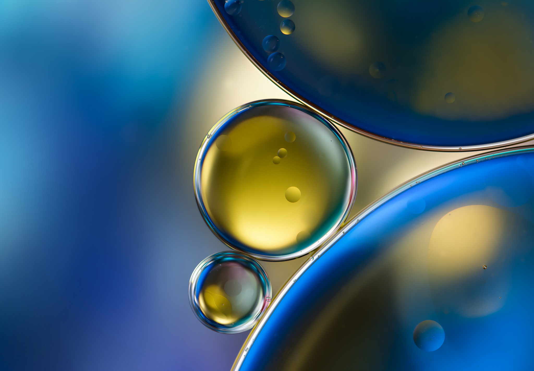 Пузырьки в масле. Масло в воде. Пузыри в воде. Синие пузыри. Масляные пузыри.