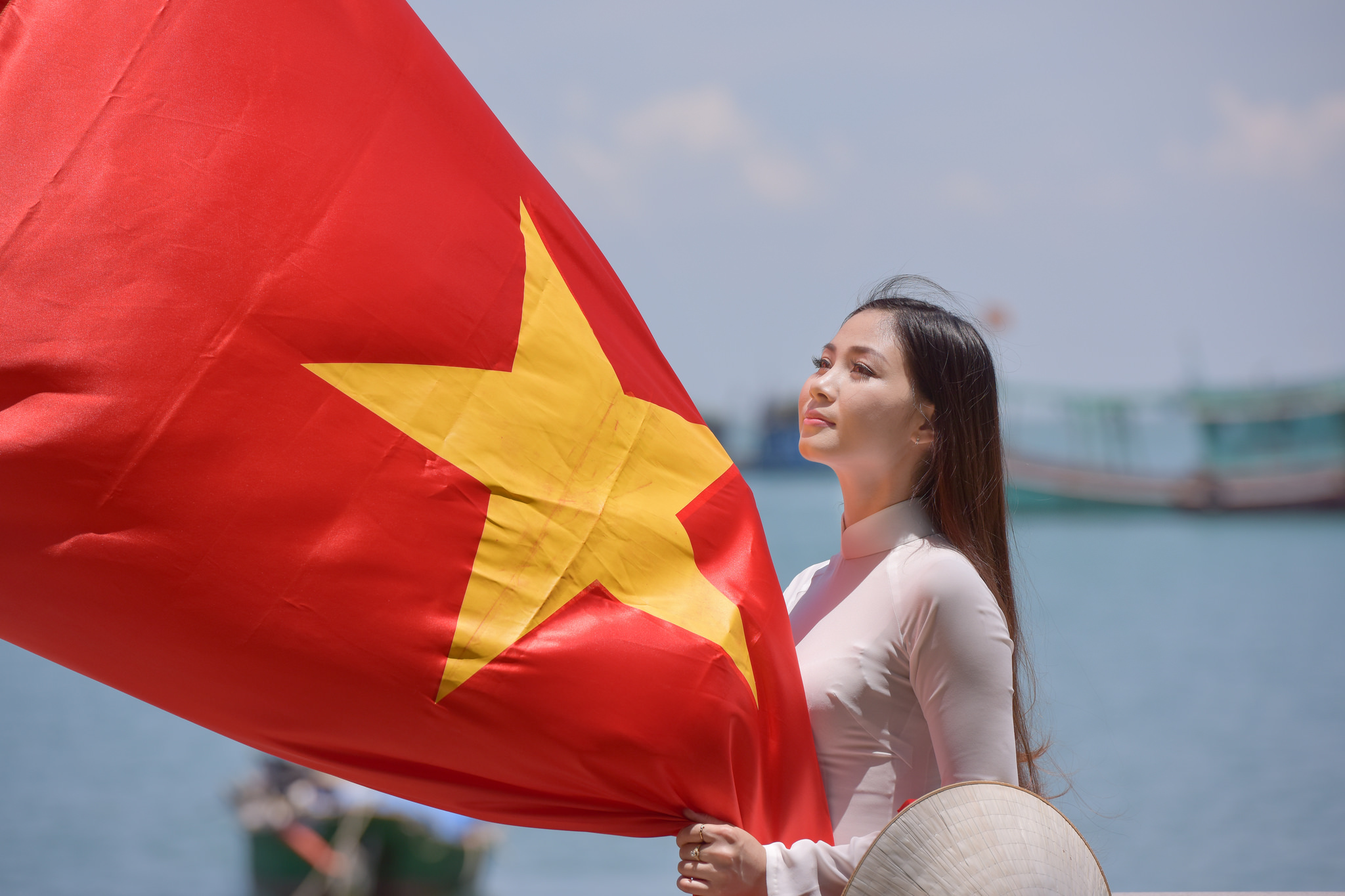 Русский вьетнамец. Девушка с флажком. Девушка с флагом Китая. Человек с флагом. Китаянка с флагом.