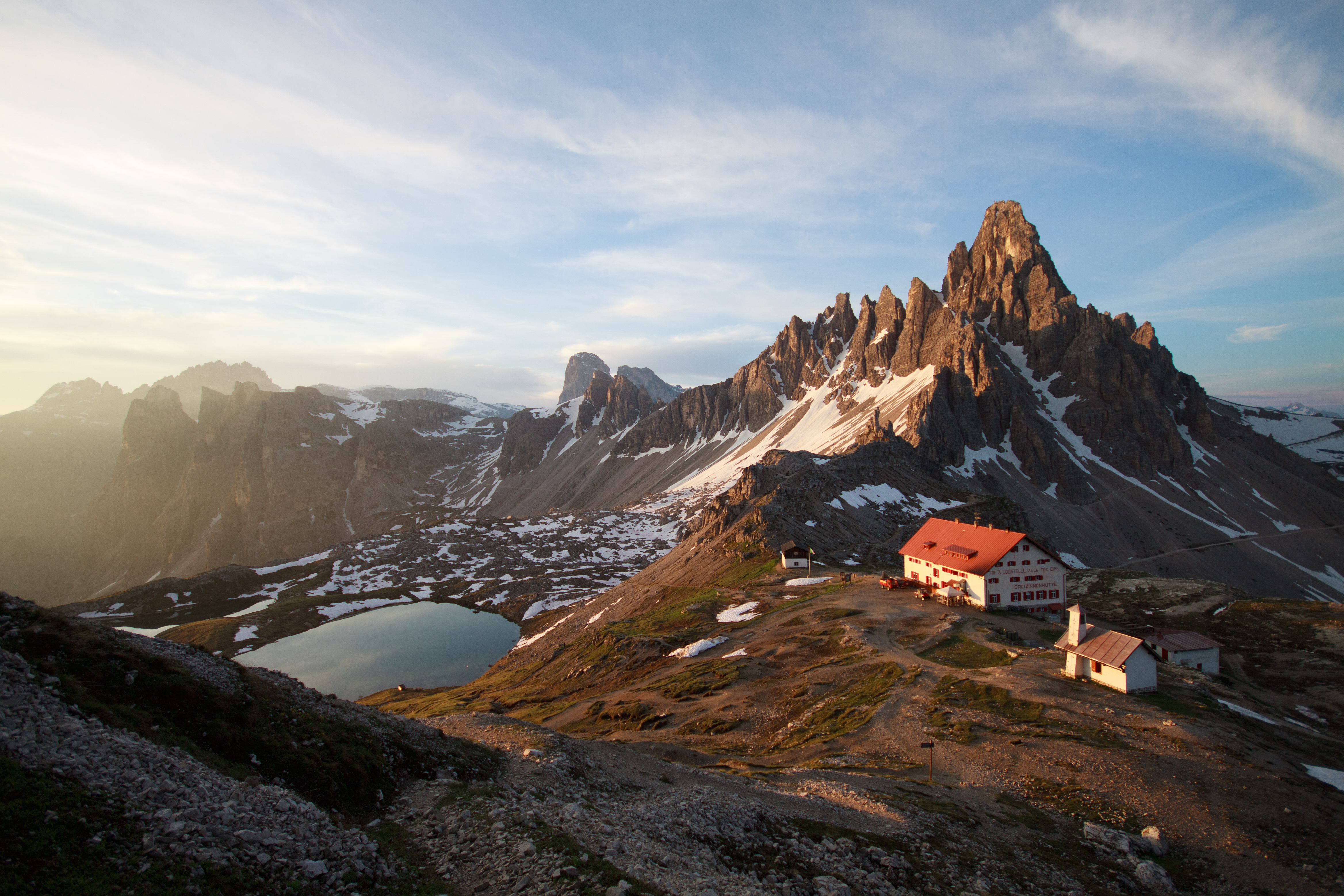 High mountain. Дом на вершине горы. Горы Италии. Домик на вершине горы. Гора низ гор.