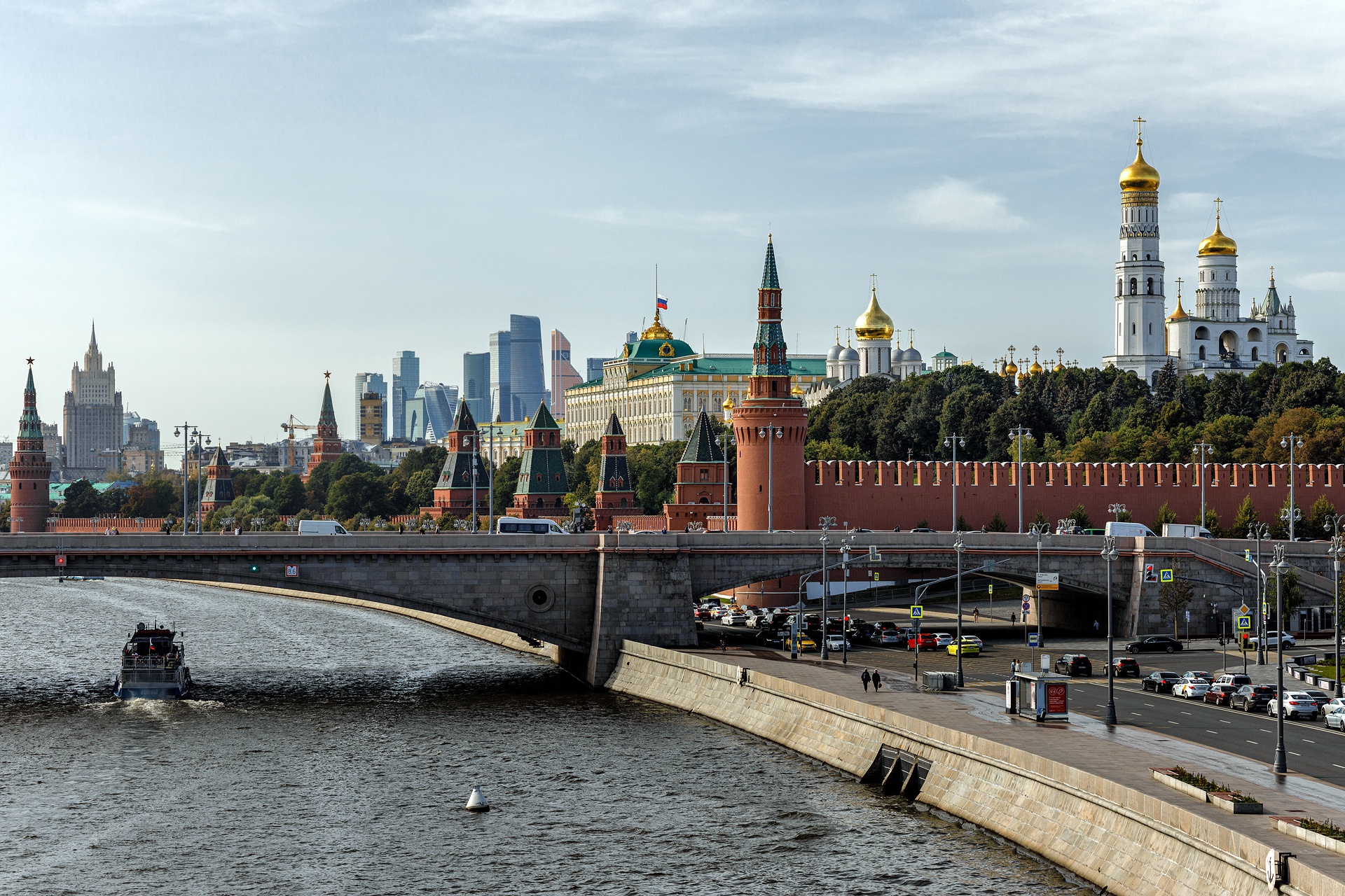 Рядом с кремлем. Боровицкая Кремлевская набережная Москва. Набережная Кремля Москва Петр. Котельнический мост Москва вид Кремль. Москва Кремлевская набережная мощение.