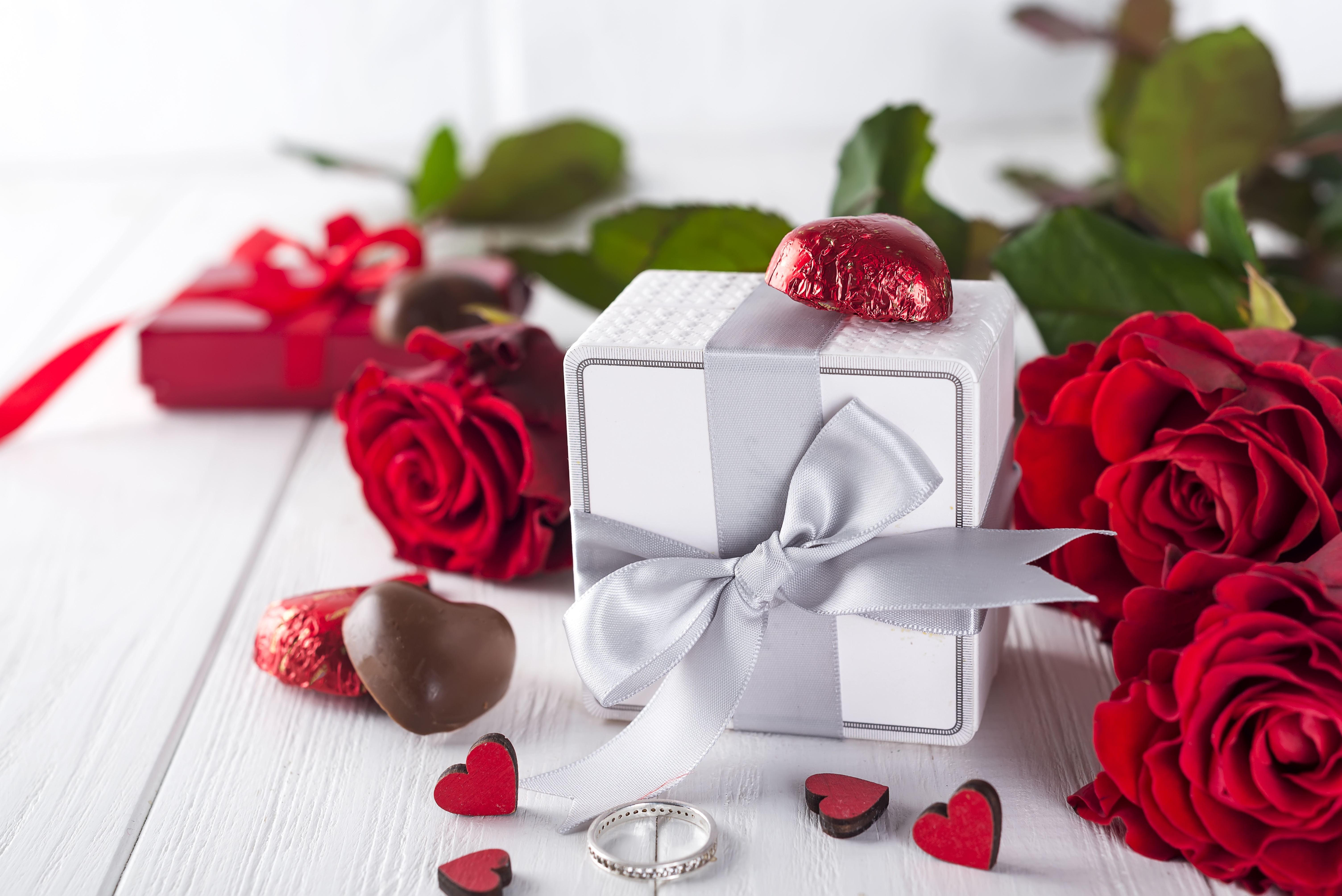 Цветы и шоколадка. Цветы в подарок. Красивые подарки. Подарок с цветами. Коробка с цветами и конфетами.