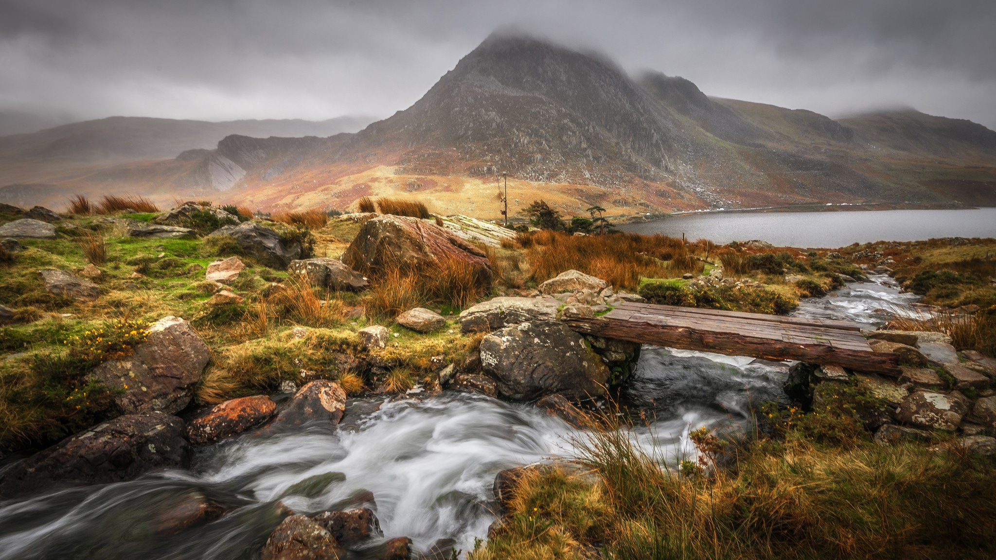 Wales mountains. Сноудония Уэльс. Гора Уэльса Сноудония. Сноудония Великобритания. Национальный парк Сноудония Уэльс деревни.