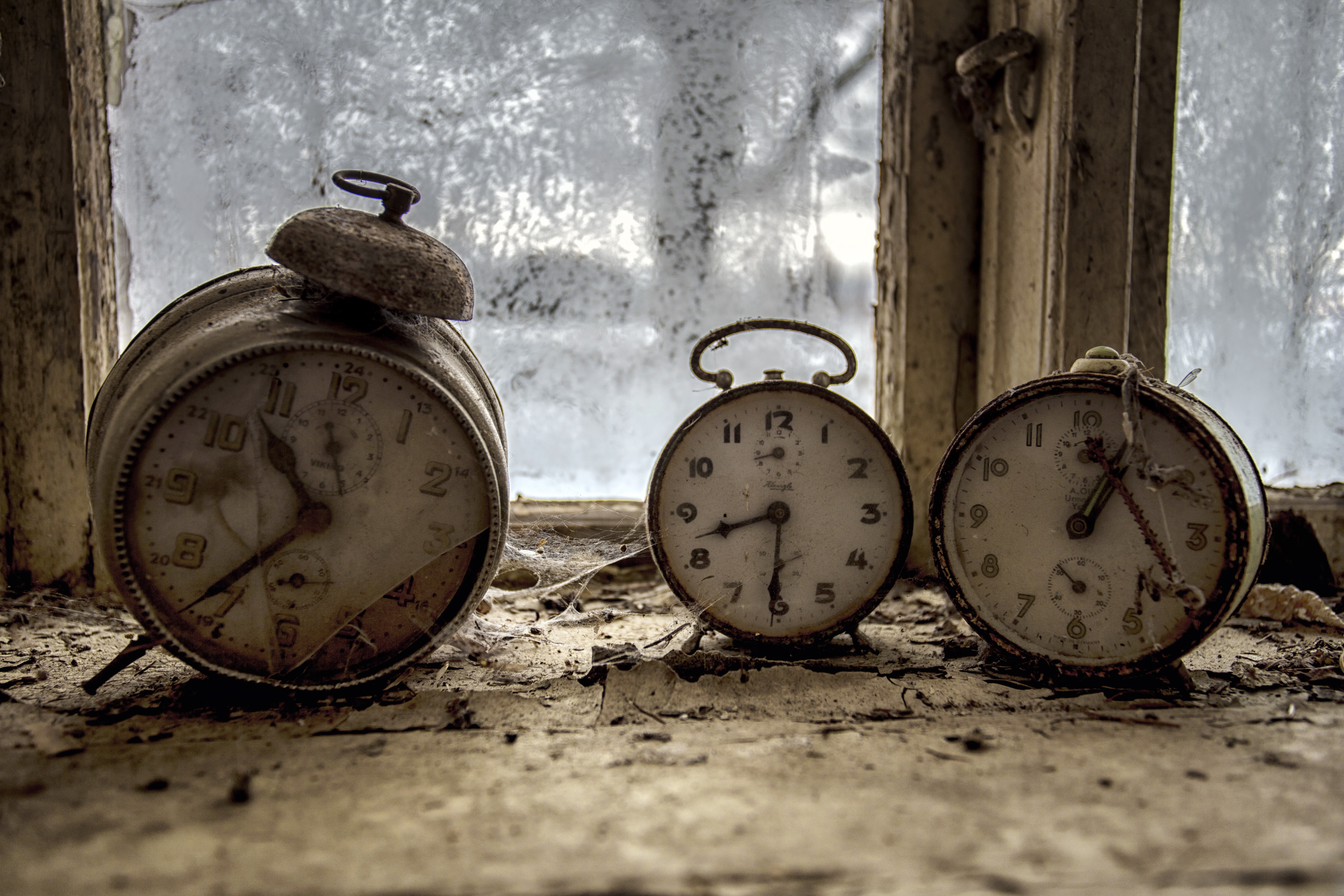 Забытые временем места. Старинный будильник. Ржавый будильник. Старинные часы будильник. Старые сломанные часы.