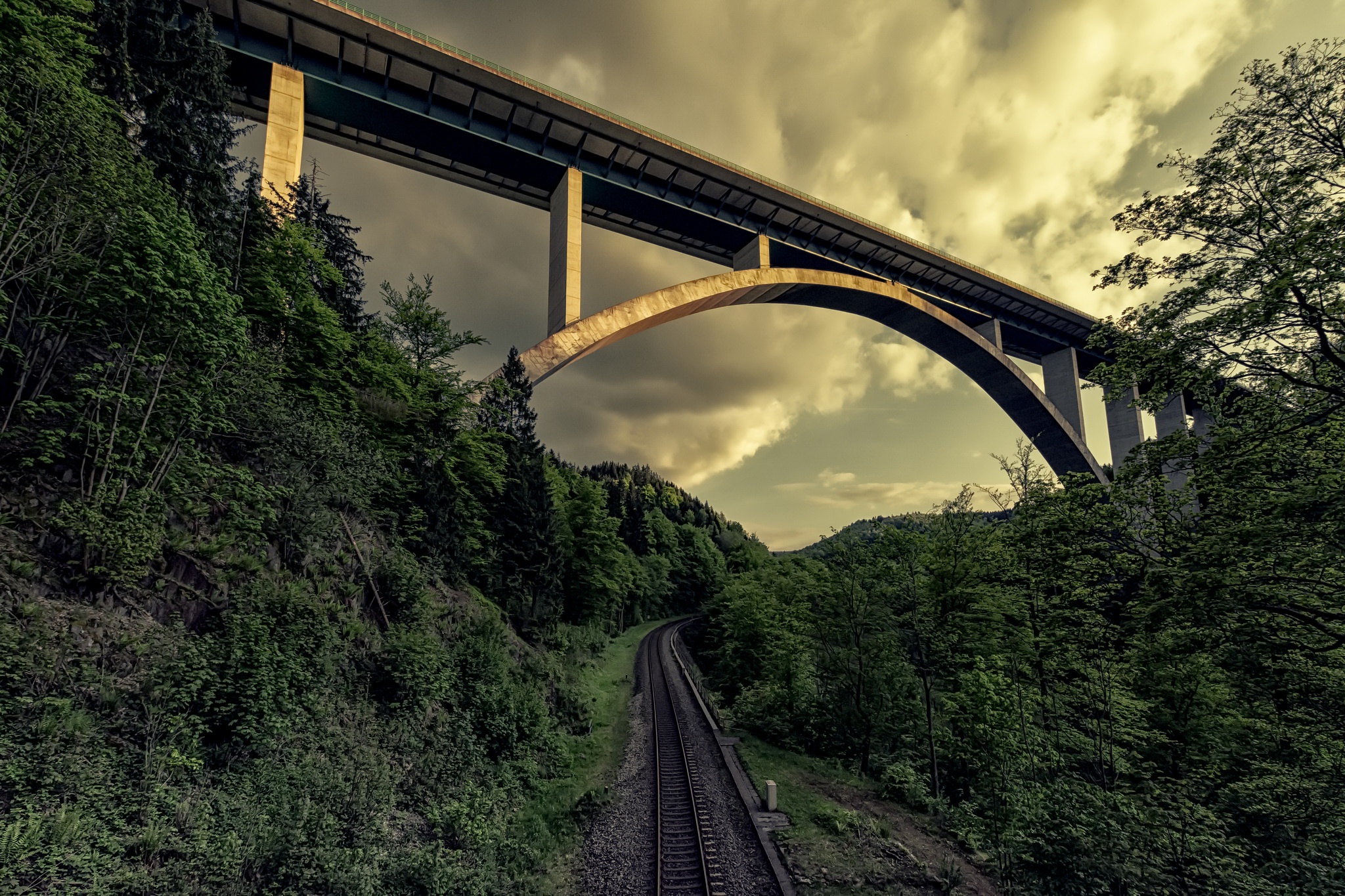 Каменный мост в небо. Мост виадук Америка-. Мост виадук Новгород. Мост виадук в России. Виадук Нью Йорк.