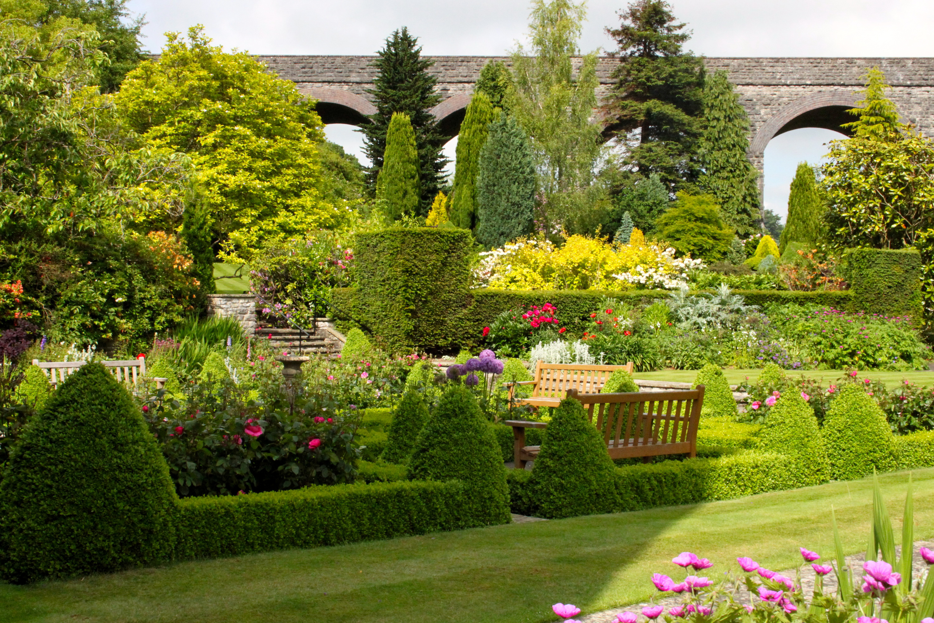 Лучший бесплатный садик. Известные сады Англии в пейзажном стиле. Сады Эксбери Великобритания. Английский сад Левенс Холл. Англия деревня кэмбэлфорд ланшадф садов.