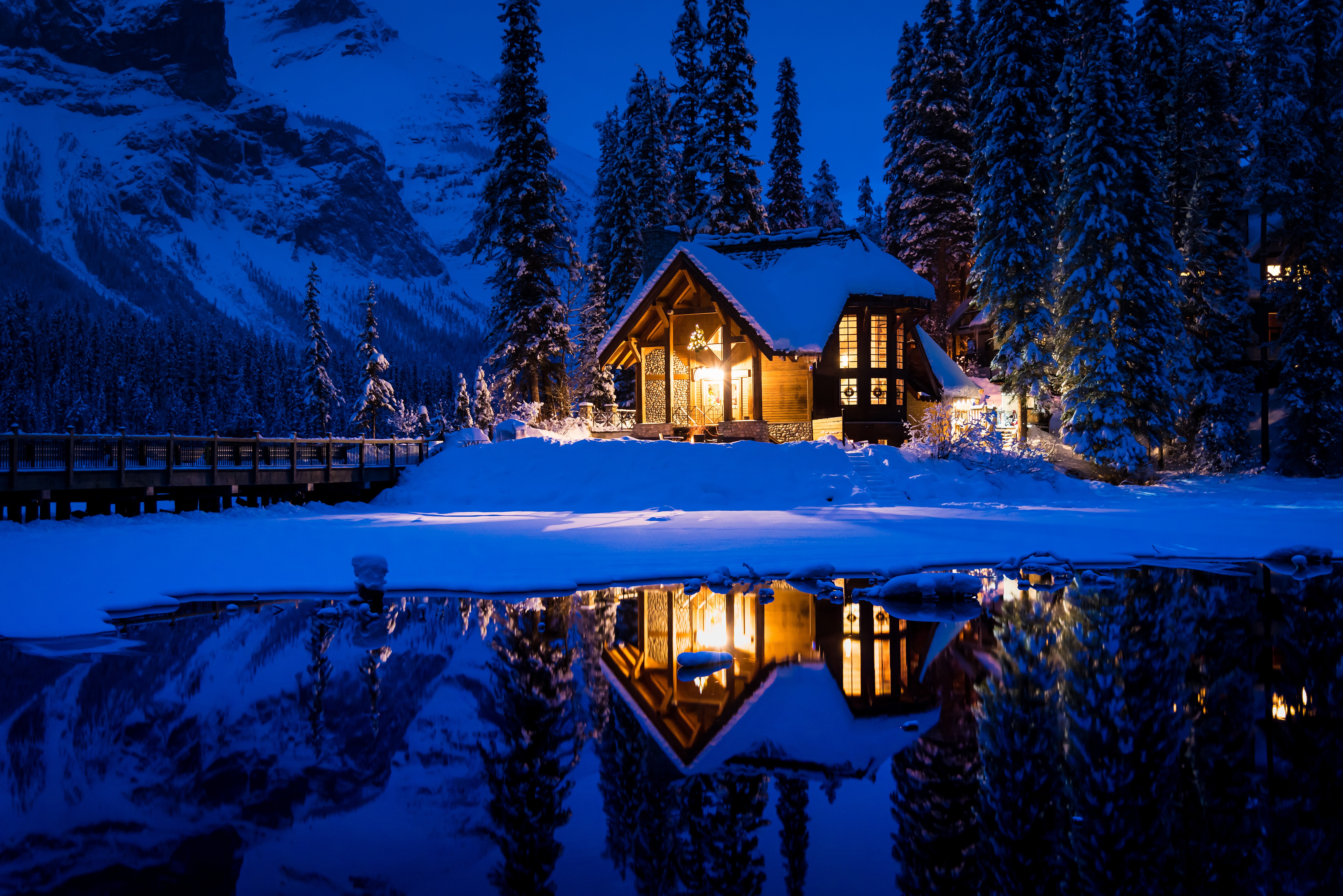 Дом в горах. Заснеженный лес ночью. Дом в горах в сумерках. Дом в горах ночью. Зимнее ночное небо.